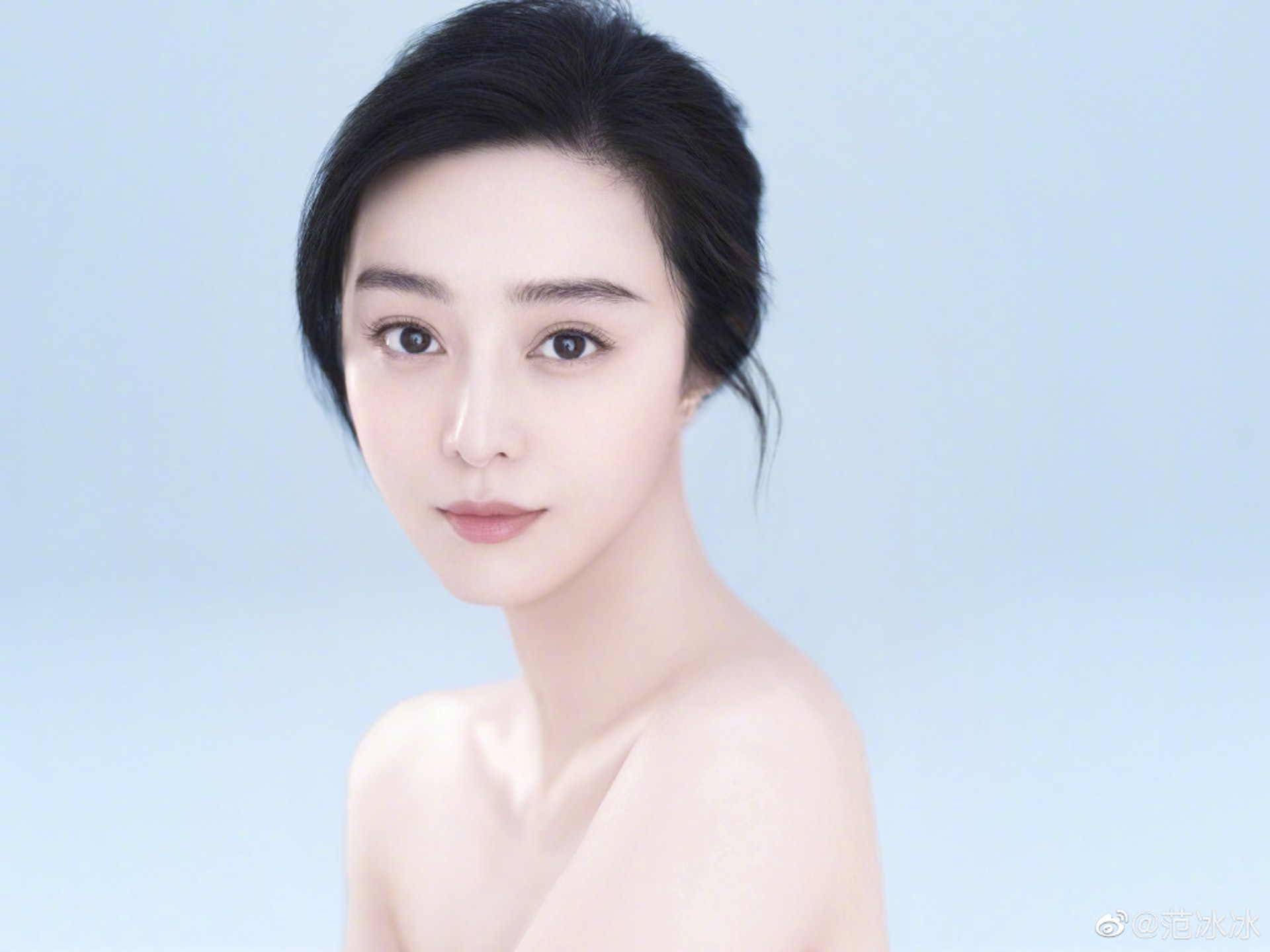 冰冰皮膚光滑白皙。(微博@范冰冰) 冰冰皮膚光滑白皙。(微博@范冰冰)