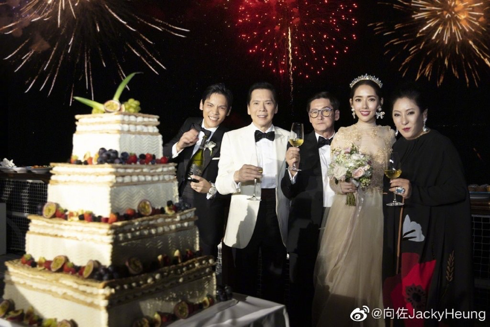 向佐﹑郭碧婷還未登記結婚。(向佐微博圖片) 向佐﹑郭碧婷還未登記結婚。(向佐微博圖片)