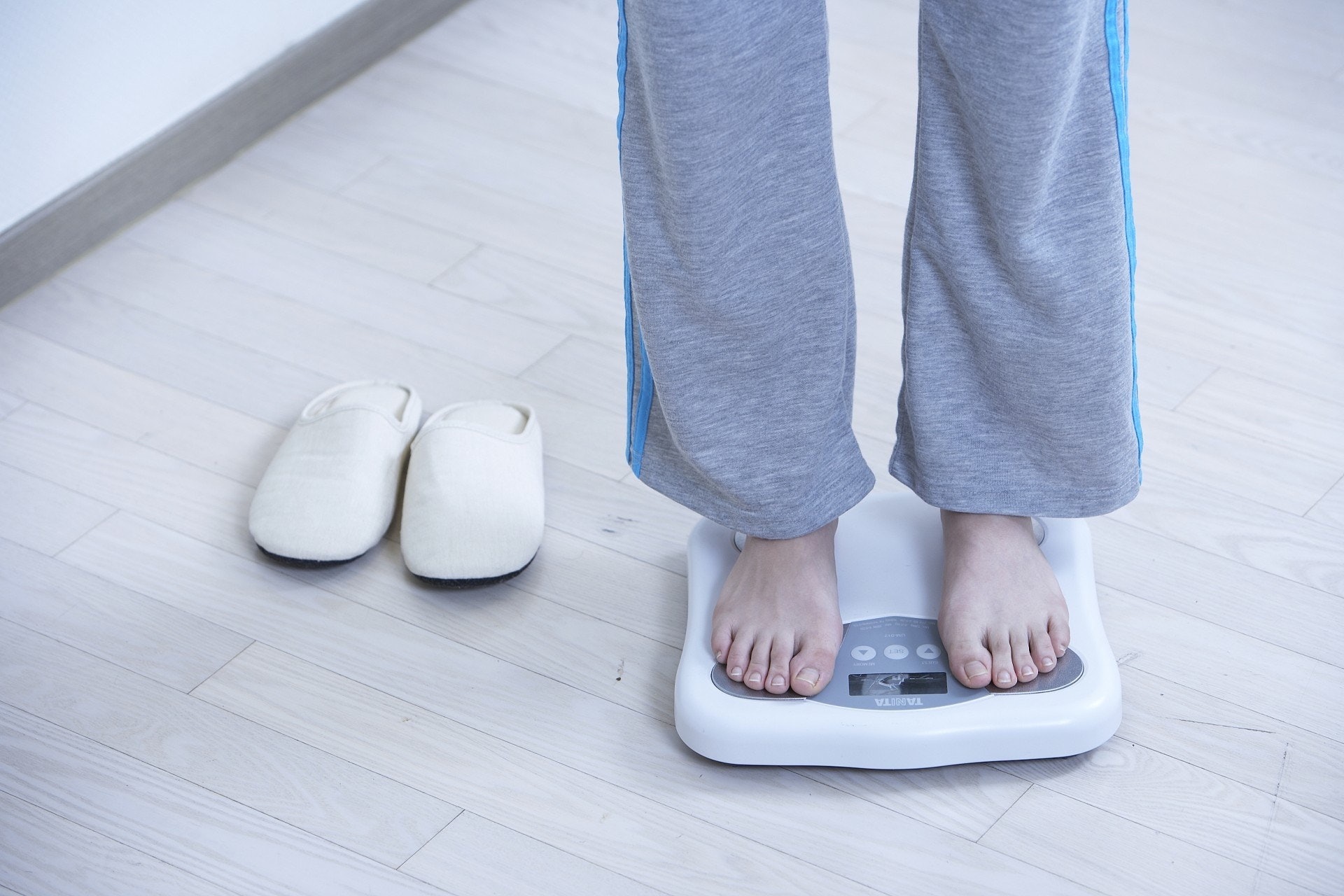 1. 維持適當的體重:研究調查發現,無論較瘦(BMI < 20)或過重(BMI ≥ 25)都會減少懷孕的成功機會,體重不正常可能與排卵週期絮亂有關,進而導致不易受孕,這種不孕症稱為排卵性不孕症(ovulatory infertility)。而且就算成功懷孕,過重的準媽媽罹患妊娠糖尿病、子癲症,或需要剖腹產的機會也會提高。(視覺中國) 1. 維持適當的體重:研究調查發現,無論較瘦(BMI < 20)或過重(BMI ≥ 25)都會減少懷孕的成功機會,體重不正常可能與排卵週期絮亂有關,進而導致不易受孕,這種不孕症稱為排卵性不孕症(ovulatory infertility)。而且就算成功懷孕,過重的準媽媽罹患妊娠糖尿病、子癲症,或需要剖腹產的機會也會提高。(視覺中國)