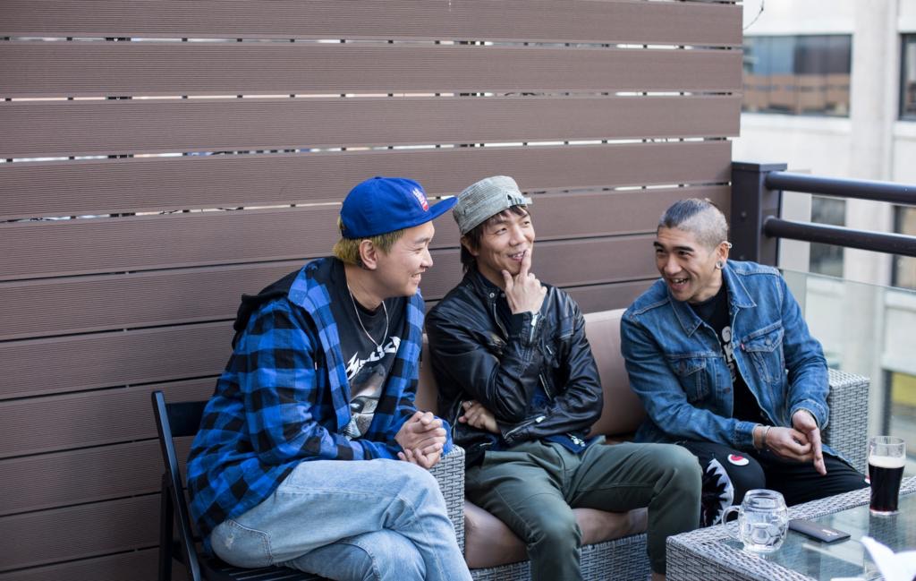 左起：Kevin Boy（KB）、阿偉@Rubberband和Sammy@Kolor，3個來自不同樂隊的band仔非常夾嘴形，記者不用插口他們也「自動波」說個不停。（龔嘉盛攝）