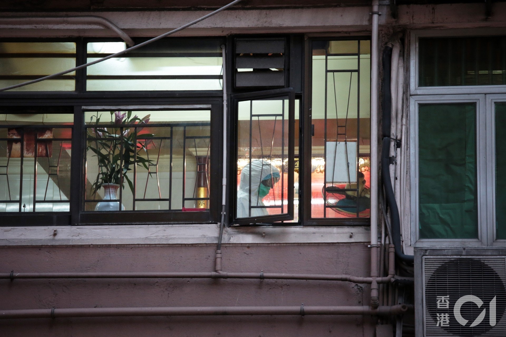 北角美輪大廈「福慧精舍」爆疫情後,有人抵佛堂內消毒。(資料圖片/李澤彤攝) 北角美輪大廈「福慧精舍」爆疫情後,有人抵佛堂內消毒。(資料圖片/李澤彤攝)