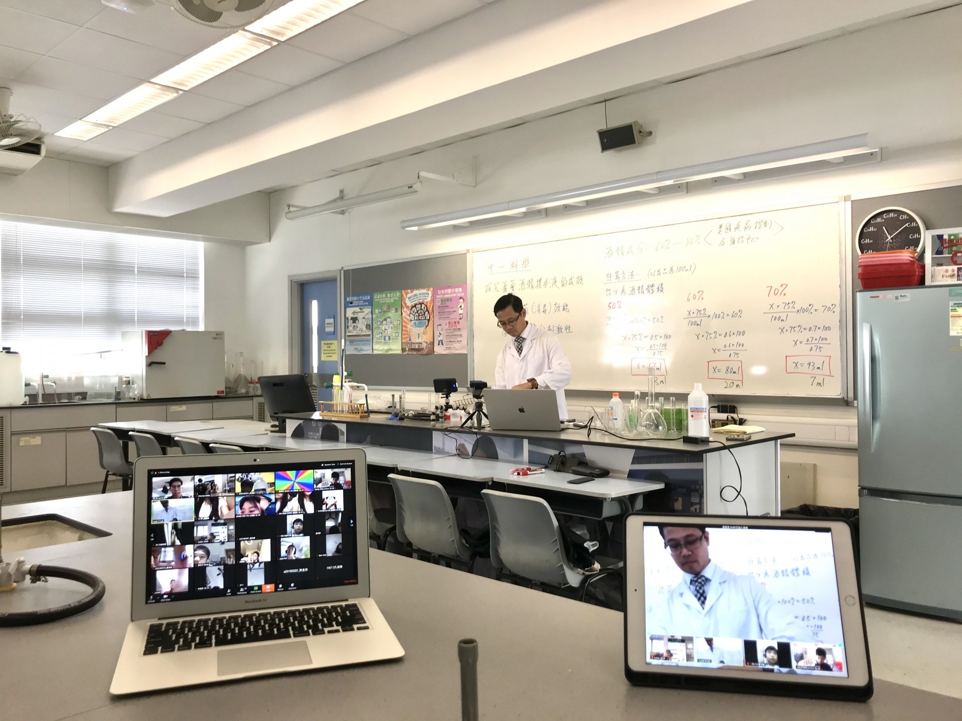 【新冠肺炎】停課不停學　伯裘書院教師直播製作搓手液解科學原理