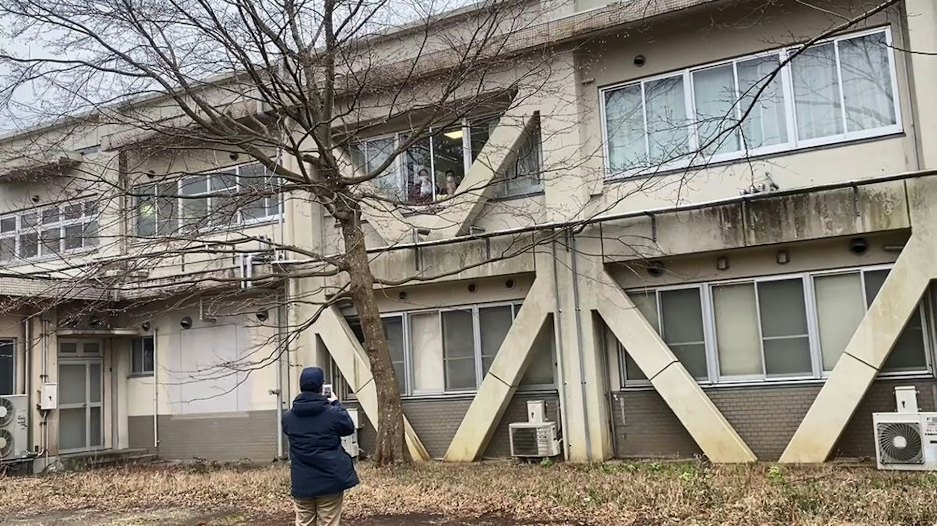 陳先生在日本隔空探望確診父親,窗內左側的是陳老先生,右是鄭先生。兩個港人在異鄉互相照顧。(楊凱力攝) 陳先生在日本隔空探望確診父親,窗內左側的是陳老先生,右是鄭先生。兩個港人在異鄉互相照顧。(楊凱力攝)