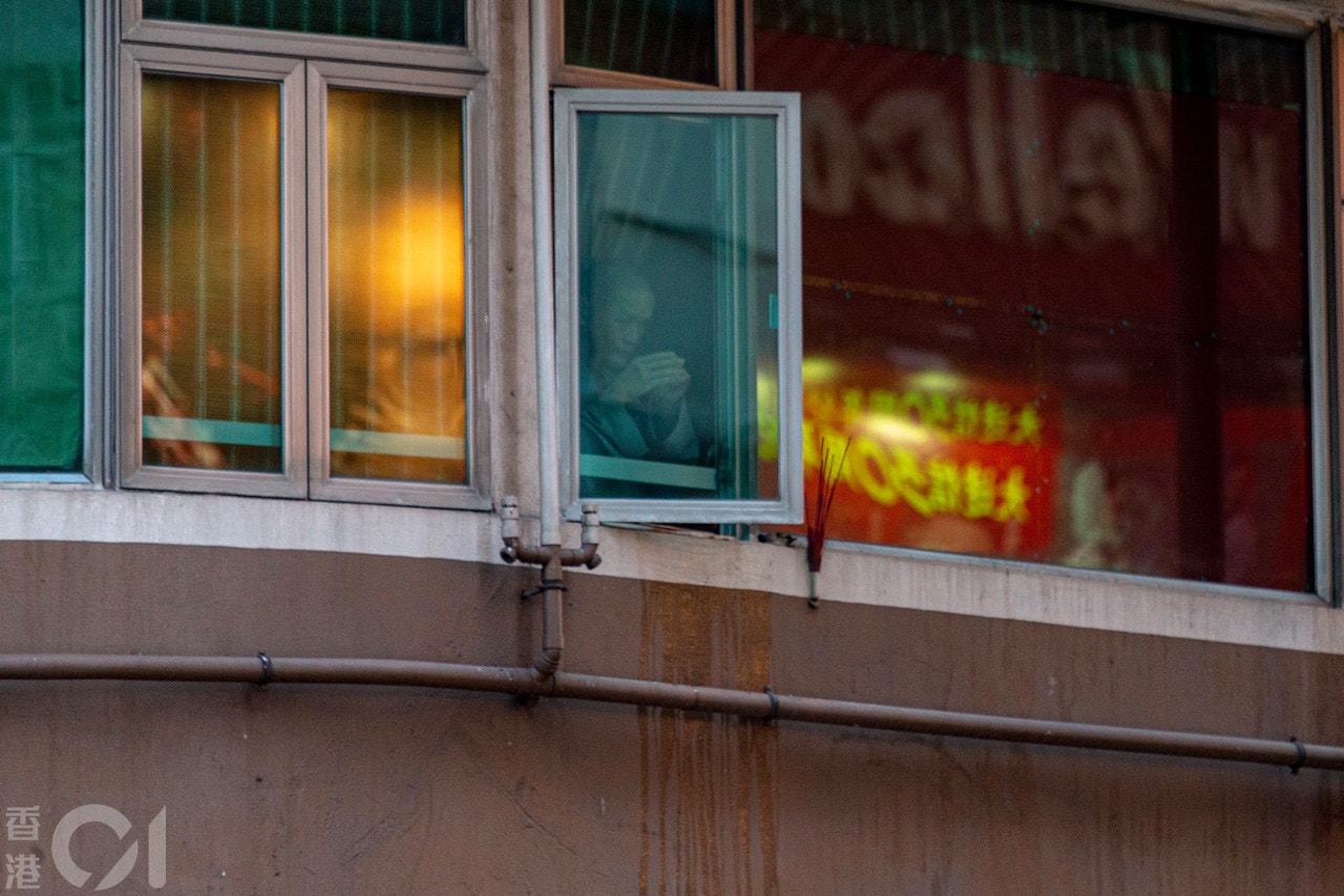 2月22日,一人在北角美輪大廈望出窗外街道。由於先後有多名確診者表示曾到過美輪大廈的「福慧精舍」佛堂,衞生署懷疑佛堂存在病源。(梁鵬威攝) 2月22日,一人在北角美輪大廈望出窗外街道。由於先後有多名確診者表示曾到過美輪大廈的「福慧精舍」佛堂,衞生署懷疑佛堂存在病源。(梁鵬威攝)