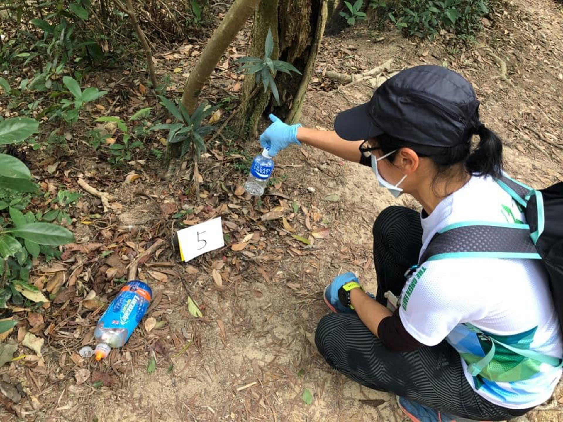 執垃圾時,小心膠樽內的液體。(由綠惜地球提供) 執垃圾時,小心膠樽內的液體。(由綠惜地球提供)