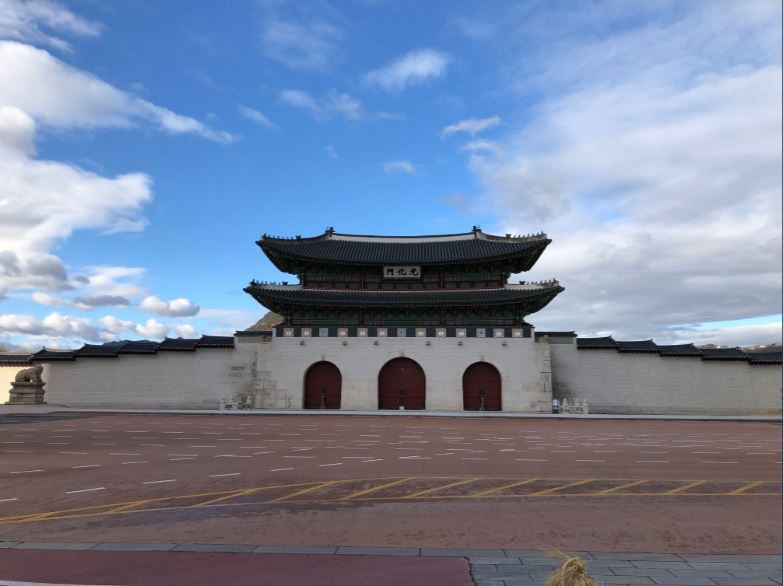 【韓國景點空城照】韓國首爾著名景點光化門及景福宮，在新冠疫情下人流稀少。（Twitter「eb4224_」圖片）