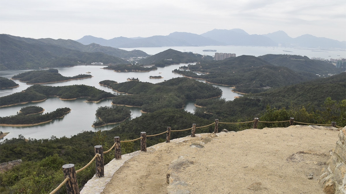 大學生自發千島湖山徑執垃圾　無品行山客遞垃圾叫幫手帶落山