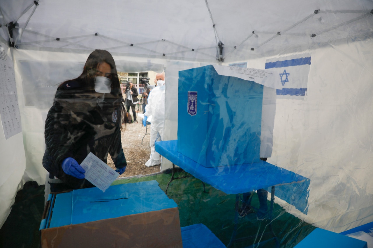 3月2日,以色列特拉維夫,受隔離人士獲安排到一個特別票站,就國會選舉投票。(AP) 3月2日,以色列特拉維夫,受隔離人士獲安排到一個特別票站,就國會選舉投票。(AP)
