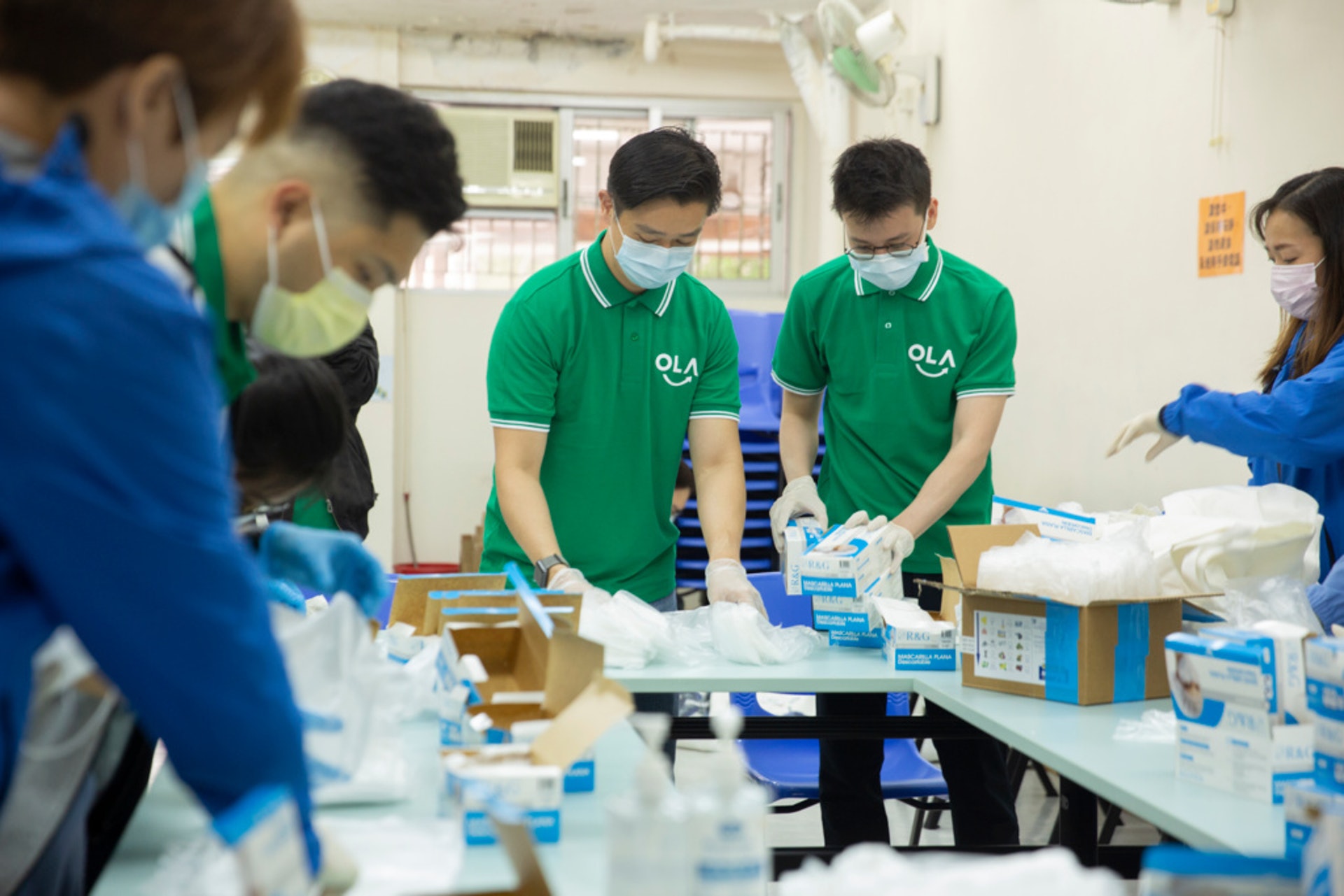 《香港01》與Ola Tech日前到其中一間受惠機構擔當義工分發口罩及食物予基層長者。(龔嘉盛攝) 《香港01》與Ola Tech日前到其中一間受惠機構擔當義工分發口罩及食物予基層長者。(龔嘉盛攝)
