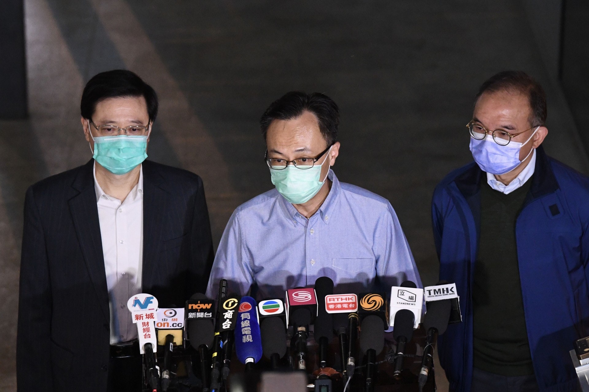 3月4日早上,香港特區政府政制及內地事務局局長聶德權(中)、保安局局長李家超(左)、入境事務處處長曾國衛(右)於香港國際機場會見傳媒。香港政府安排首批兩架專機飛往武漢市,接載滯留在湖北省的香港居民返回香港。當局預計將有258名香港人乘坐首兩班專機返回香港。(中通社) 3月4日早上,香港特區政府政制及內地事務局局長聶德權(中)、保安局局長李家超(左)、入境事務處處長曾國衛(右)於香港國際機場會見傳媒。香港政府安排首批兩架專機飛往武漢市,接載滯留在湖北省的香港居民返回香港。當局預計將有258名香港人乘坐首兩班專機返回香港。(中通社)