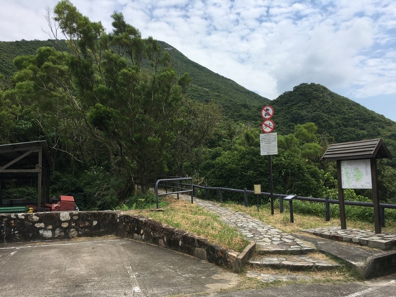 行到清水灣道盡頭，鄰近大坑墩燒烤場，就見到龍蝦灣郊遊徑的起點（野外動向授權使用）