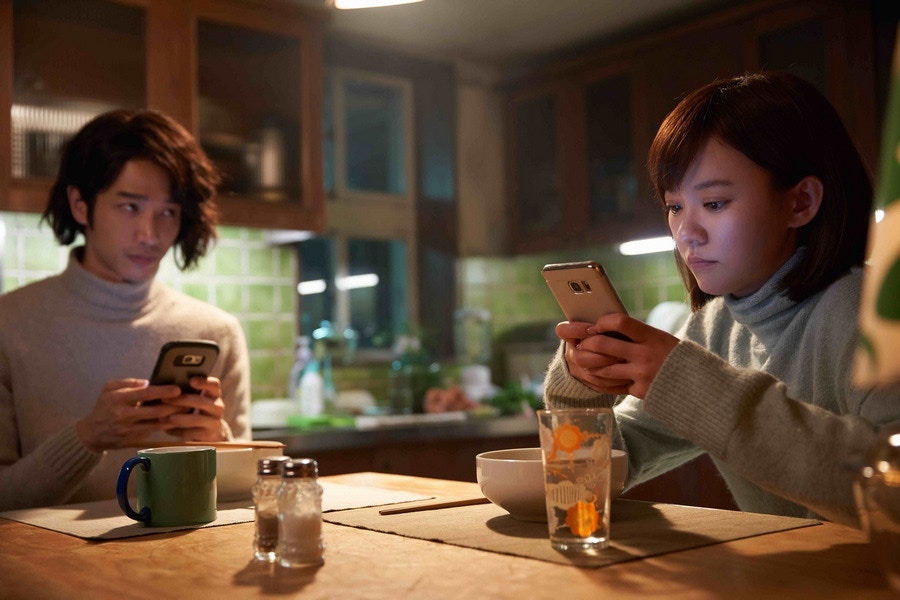 iPhone與Android，你又是哪一方的支持者？（《比悲傷更悲傷的故事》劇照）