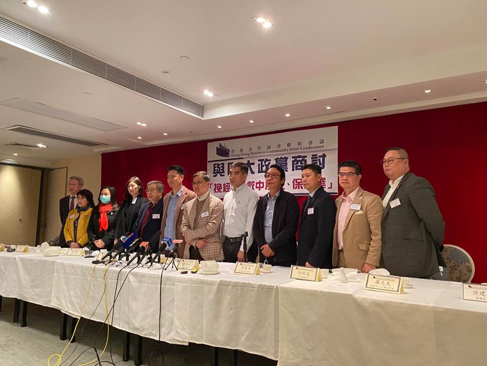 香港各界商會聯席會議今午會見民建聯,經民聯,自由黨,新民黨四大政黨,就政府協助中小企渡過經營困難反映意見。(鄭榕笛攝) 香港各界商會聯席會議今午會見民建聯,經民聯,自由黨,新民黨四大政黨,就政府協助中小企渡過經營困難反映意見。(鄭榕笛攝)