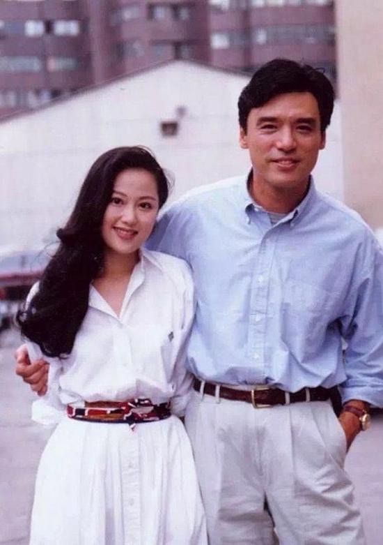 96年，章小蕙以钟镇涛老婆身份，与人夫陈曜旻高调地交往。（微博图片）