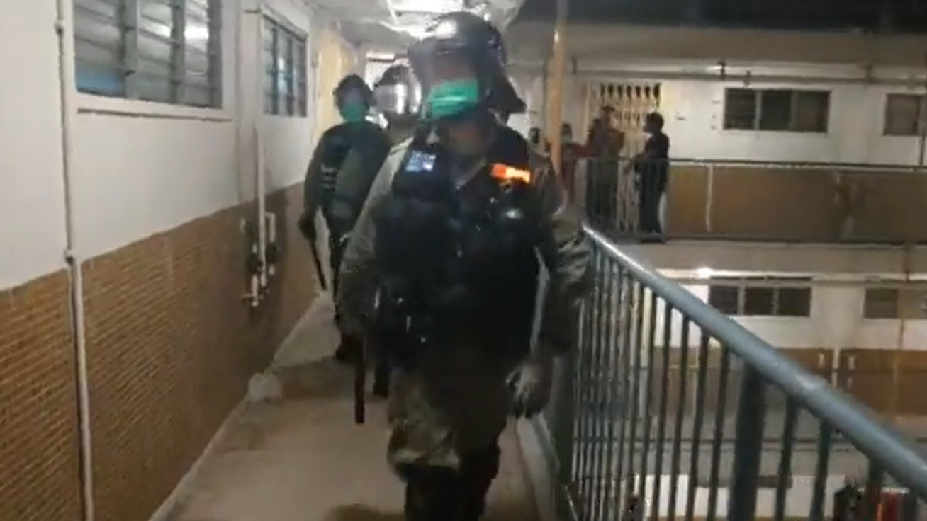 【炸彈案】O記廣福邨拉犯 兩大埔區議員兩度敲門 與防暴警爭拗 【炸彈案】O記廣福邨拉犯 兩大埔區議員兩度敲門 與防暴警爭拗