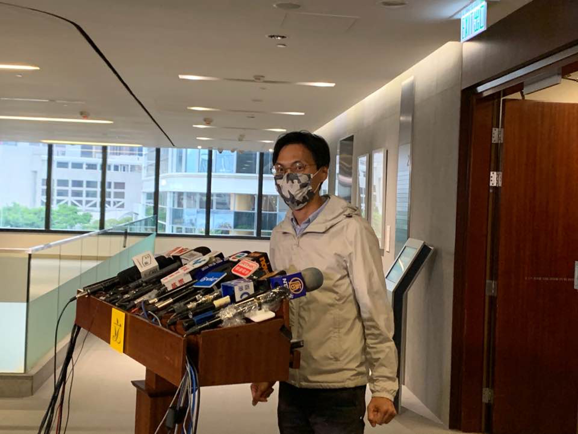 朱凱廸認為,新定義令「積極考慮參選」不能再成為「護身符」,從政治上而言,做法會令參與黨派初選的成本大增,甚至可能導致民主派初選難以進行。(羅家晴攝) 朱凱廸認為,新定義令「積極考慮參選」不能再成為「護身符」,從政治上而言,做法會令參與黨派初選的成本大增,甚至可能導致民主派初選難以進行。(羅家晴攝)