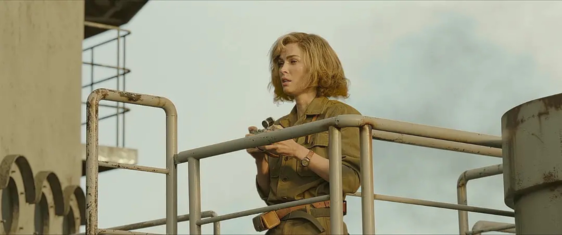女戰地記者Maggie只能當被動的角色，看著學生兵們逐一被殺害，亦看到她的無奈。（《倖存者》電影截圖）