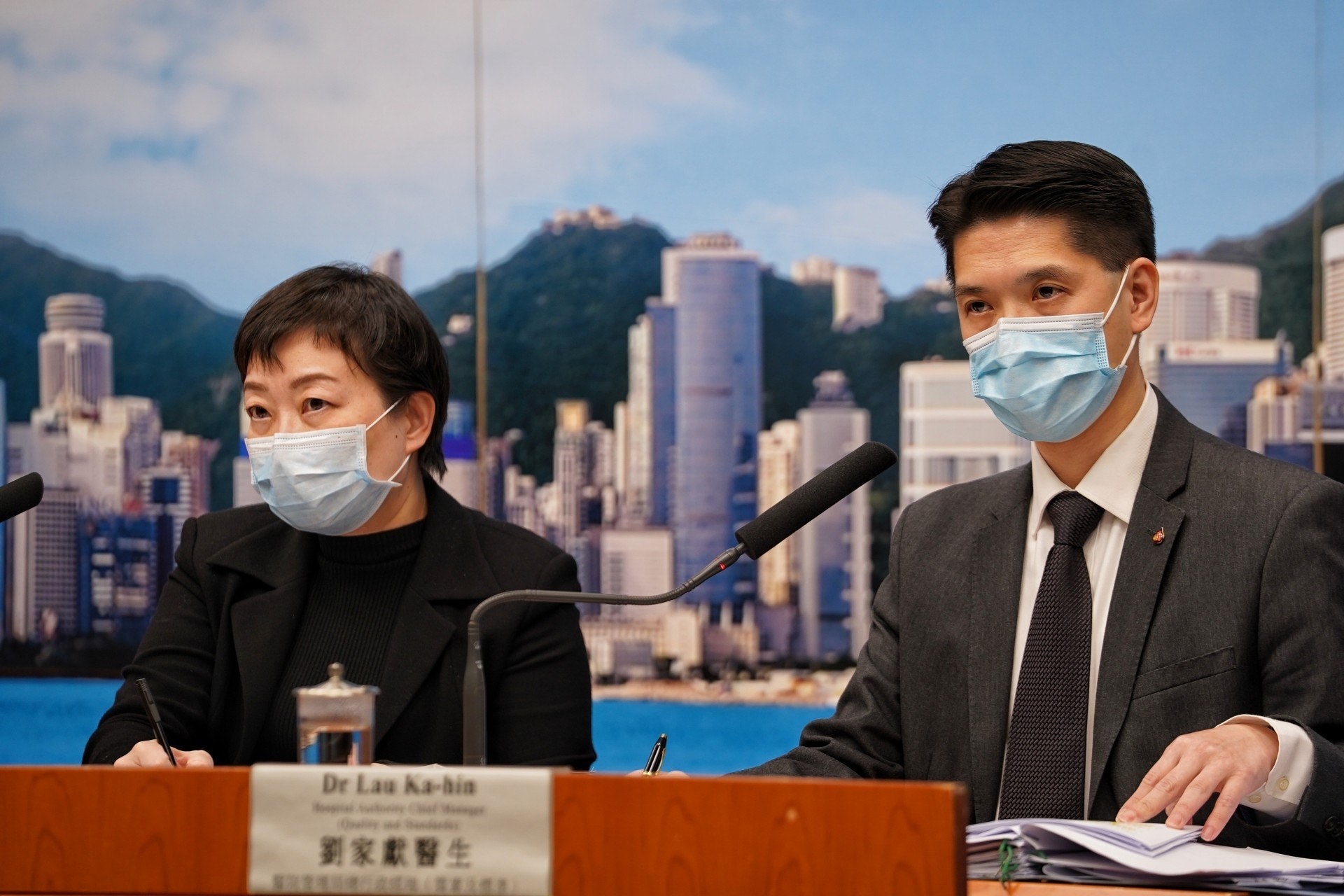 張竹君(左)及劉家獻(右)公布,今日再多3宗確診個案。(鄭子峰攝) 張竹君(左)及劉家獻(右)公布,今日再多3宗確診個案。(鄭子峰攝)