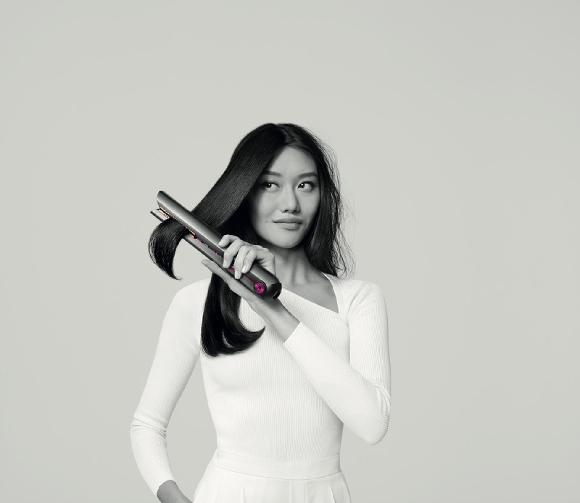 Dyson新發佈全新「Dyson CorraleTM 直髮造型器」,是行內髮型造型工具唯一具包覆性彎曲面板,可完美聚合髮絲的同時,對頭髮更可減少50%熱傷害。(DYSON) Dyson新發佈全新「Dyson CorraleTM 直髮造型器」,是行內髮型造型工具唯一具包覆性彎曲面板,可完美聚合髮絲的同時,對頭髮更可減少50%熱傷害。(DYSON)