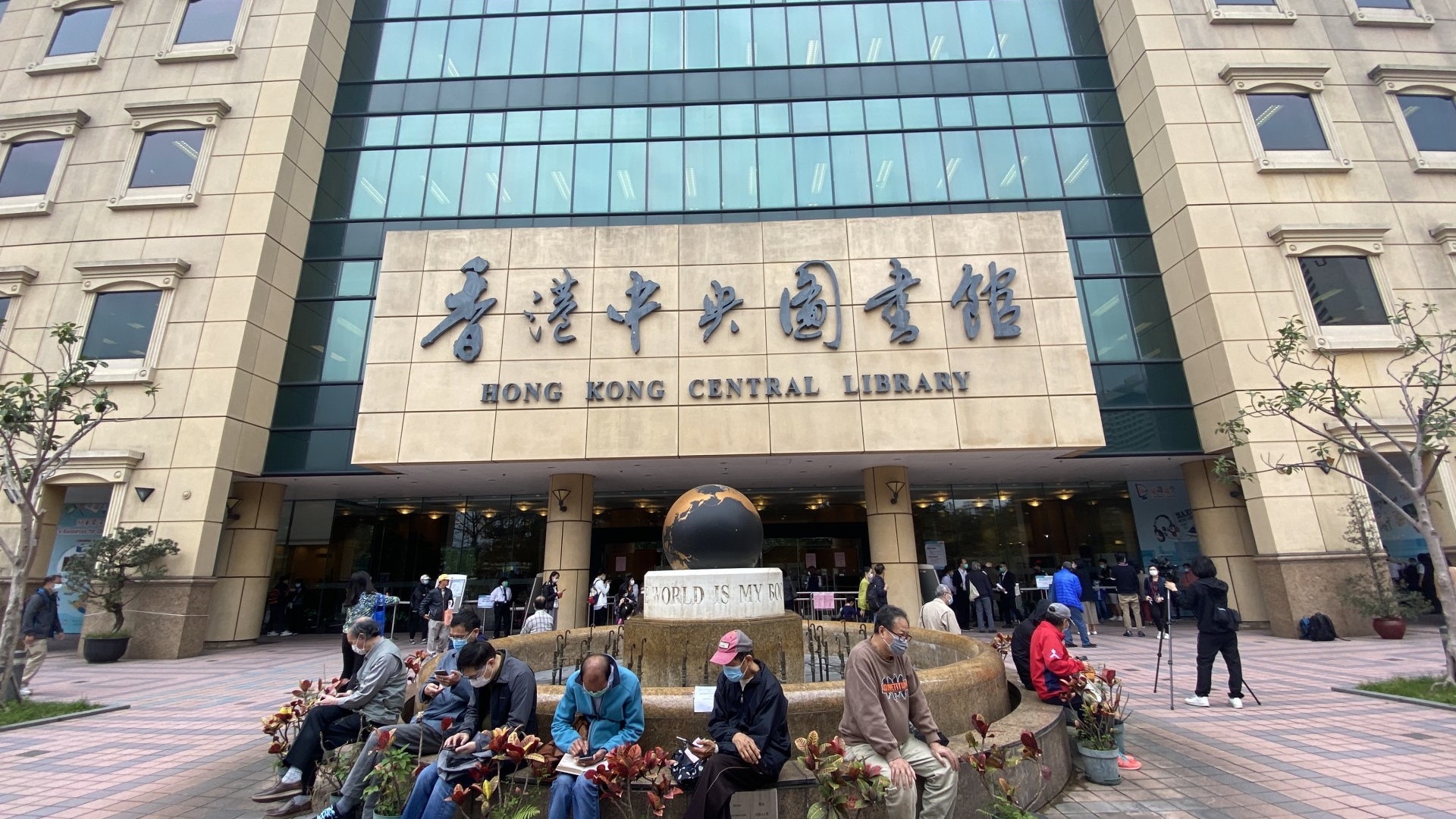 武漢肺炎】七間圖書館重開門口派籌現排隊人龍還書箱爆滿