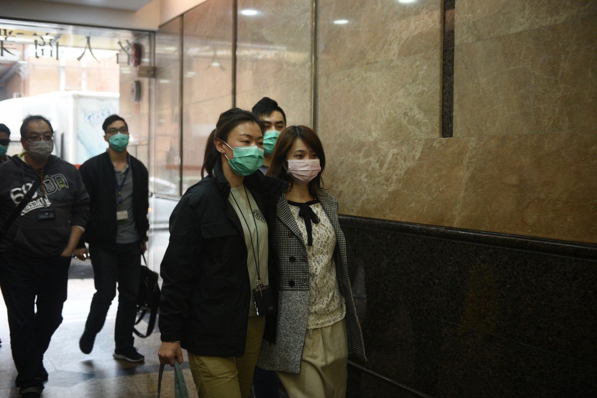 公民黨深水埗區議員劉家衡女友、補習老師「搣時潘(Miss Pun)」因3月9日長沙灣議員辦事處衝突事件,涉嫌傷人被警方上門拘捕,下午押返議辦調查。 公民黨深水埗區議員劉家衡女友、補習老師「搣時潘(Miss Pun)」因3月9日長沙灣議員辦事處衝突事件,涉嫌傷人被警方上門拘捕,下午押返議辦調查。