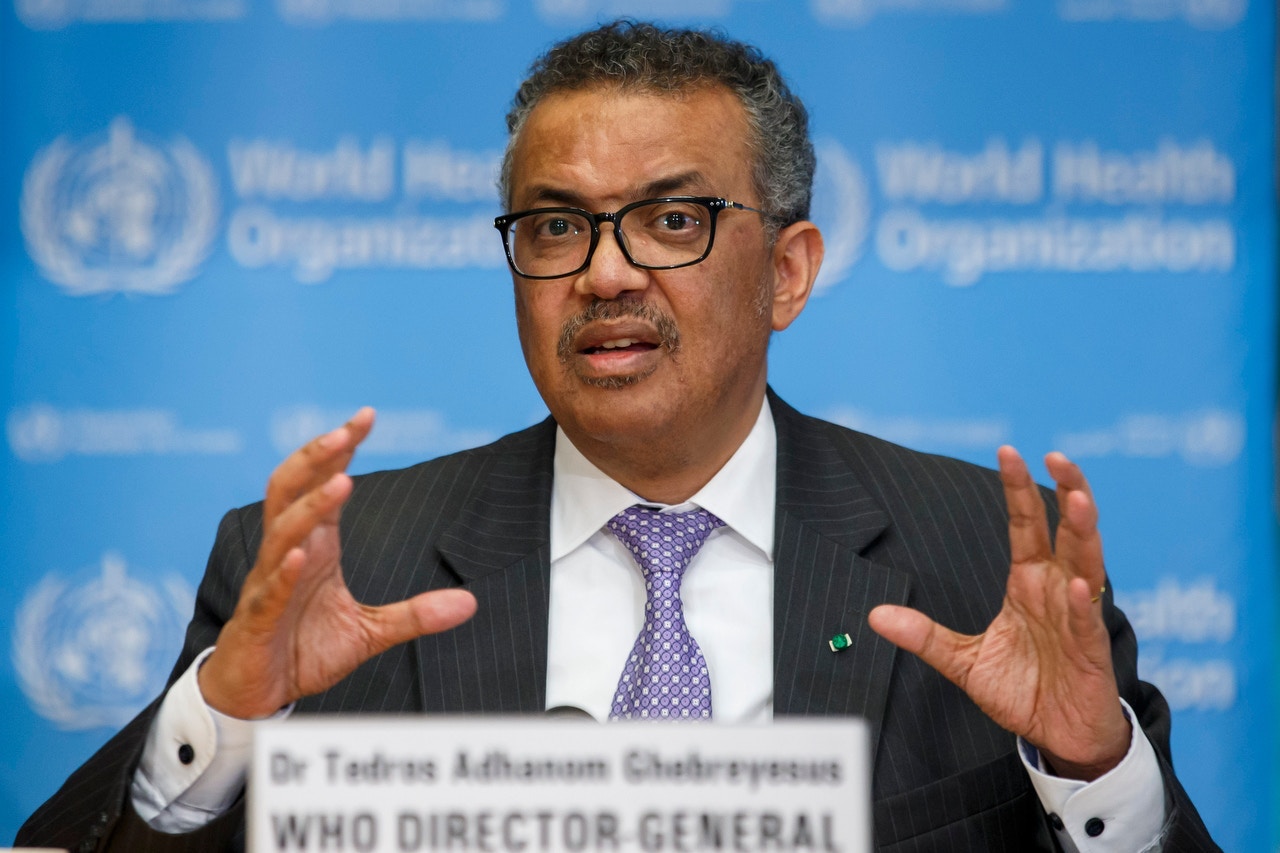 世界衛生組織（WHO）總幹事譚德塞（Tedros Adhanom Ghebreyesus）3月11日宣布，2019冠狀病毒病（COVID-19，俗稱武漢肺炎）疫情進入大流行（pandemic）級別。圖片攝於3月9日，日內瓦世衛總部，譚德塞於記者會上交代疫情。（Salvatore Di Nolfi / Keystone via 美聯社）