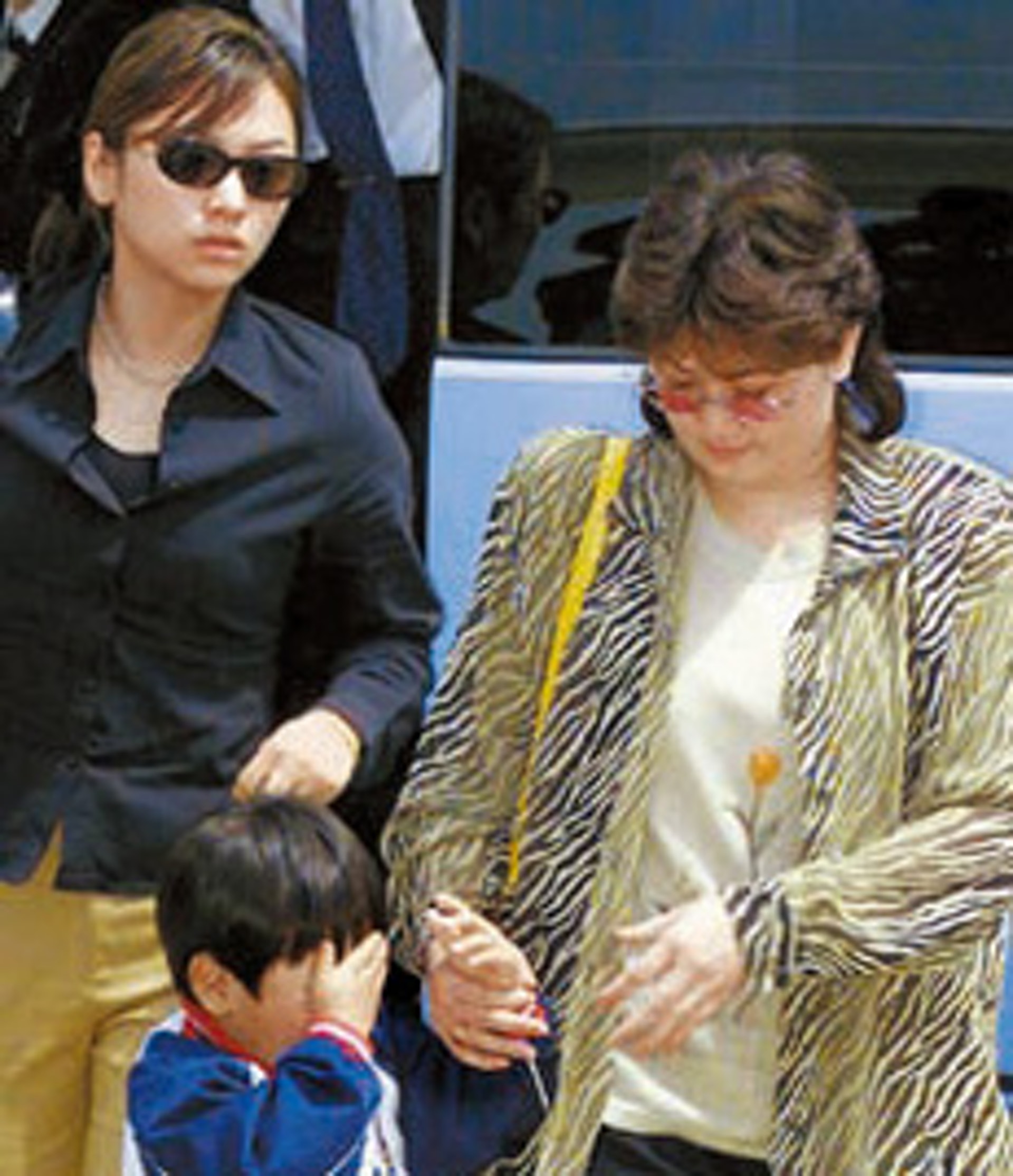 在2001年金正男在日本成田機場非法入境,當時攝得與金正男的兒子和妻子申正熙。(網上圖片) 在2001年金正男在日本成田機場非法入境,當時攝得與金正男的兒子和妻子申正熙。(網上圖片)