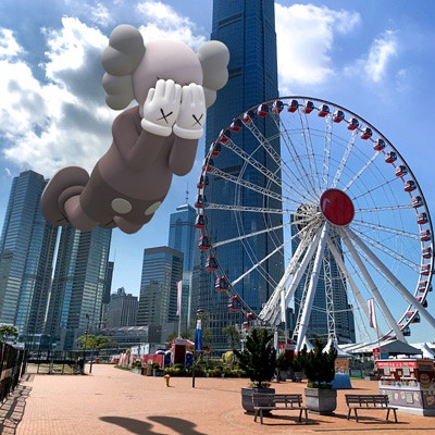 本月12日至26日期間KAWS《EXPANDED HOLIDAY》將降臨香港中環海濱。（Acute Art）