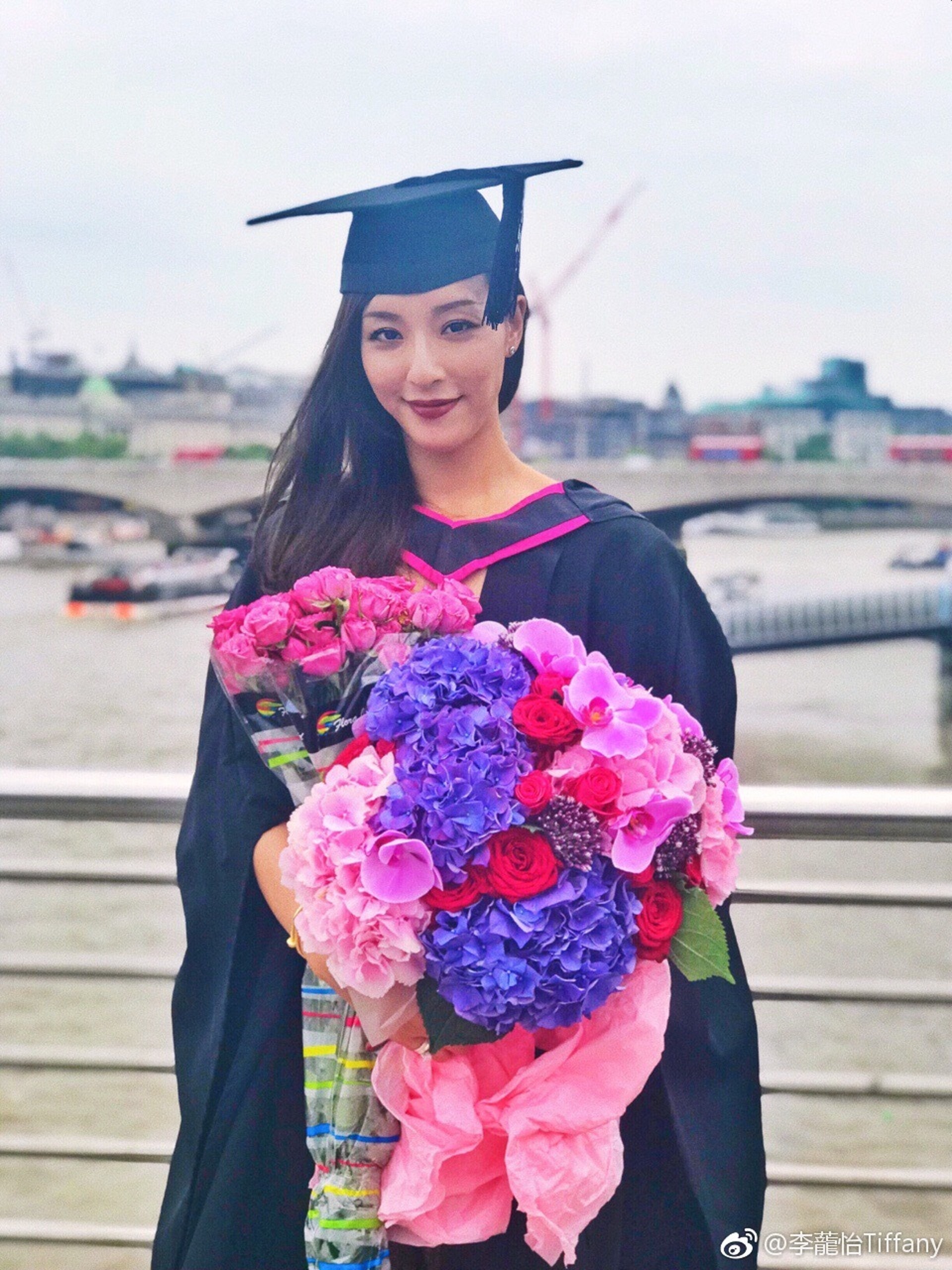 2015年遠赴英國倫敦藝術大學修讀藝術學位課程。(微博@李蘢怡Tiffany)