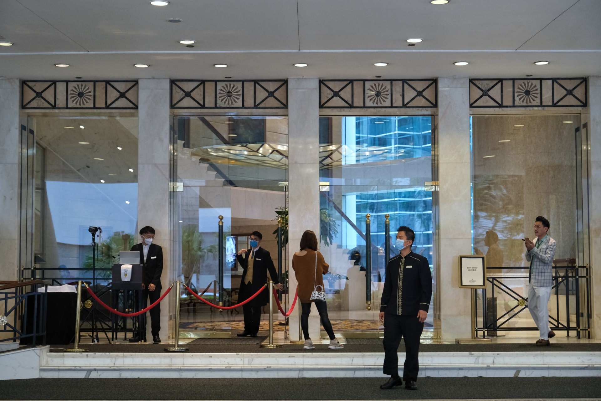 第156宗個案是一名59歲男子,回港後入住金鐘香格里拉酒店。 (羅君豪攝) 第156宗個案是一名59歲男子,回港後入住金鐘香格里拉酒店。 (羅君豪攝)