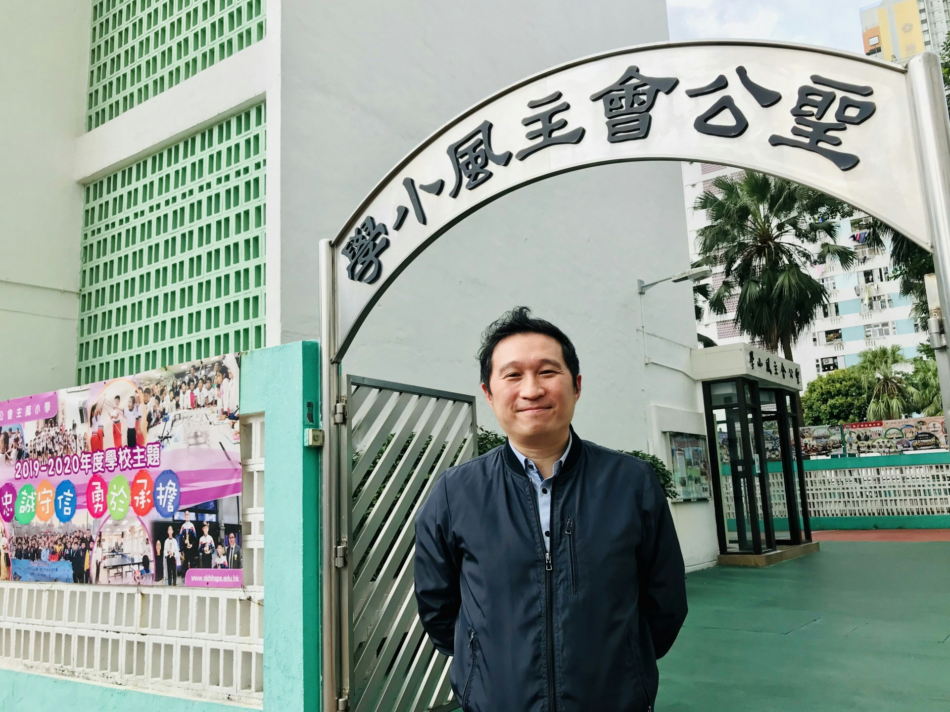 副校長田少斌直言，直播課堂試行初期，發現有同學上課時仍「睡在床上」或未能集中，故決定直播開始時會先提問簡單問題，讓同學熱身。（鄧穎琳攝）