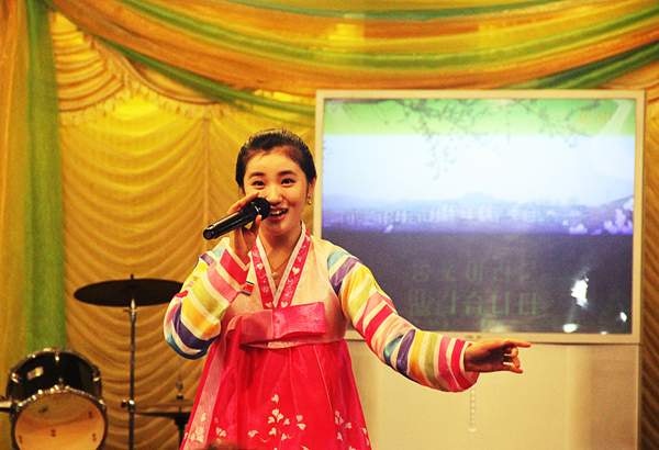 餐廳「平壤」員工身穿民族服接待顧客。（網上圖片）