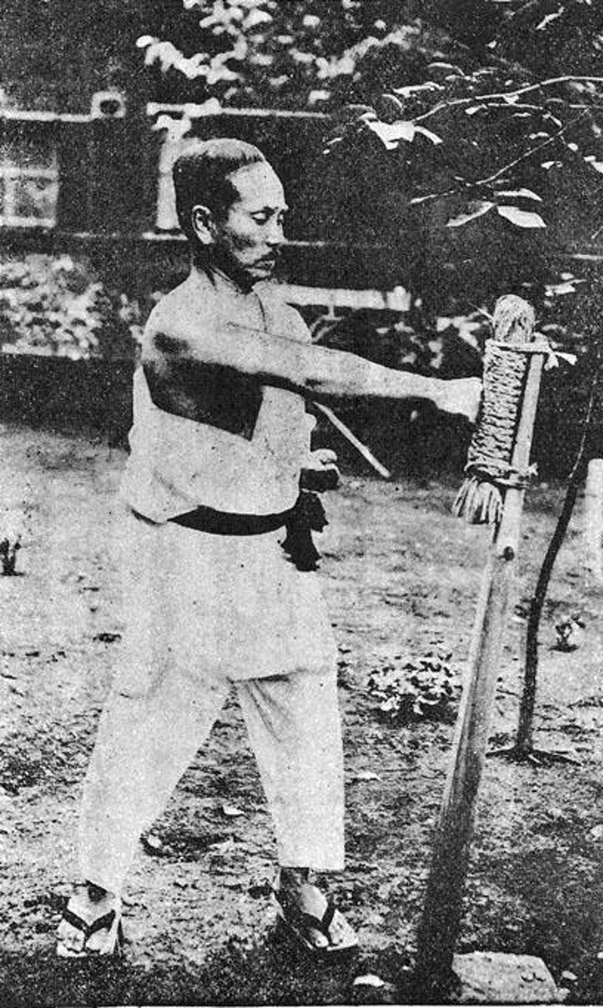 「現代空手道之父」船越義珍打擊卷藁的照片。(圖片擷取自:Wikipedia) 「現代空手道之父」船越義珍打擊卷藁的照片。(圖片擷取自:Wikipedia)