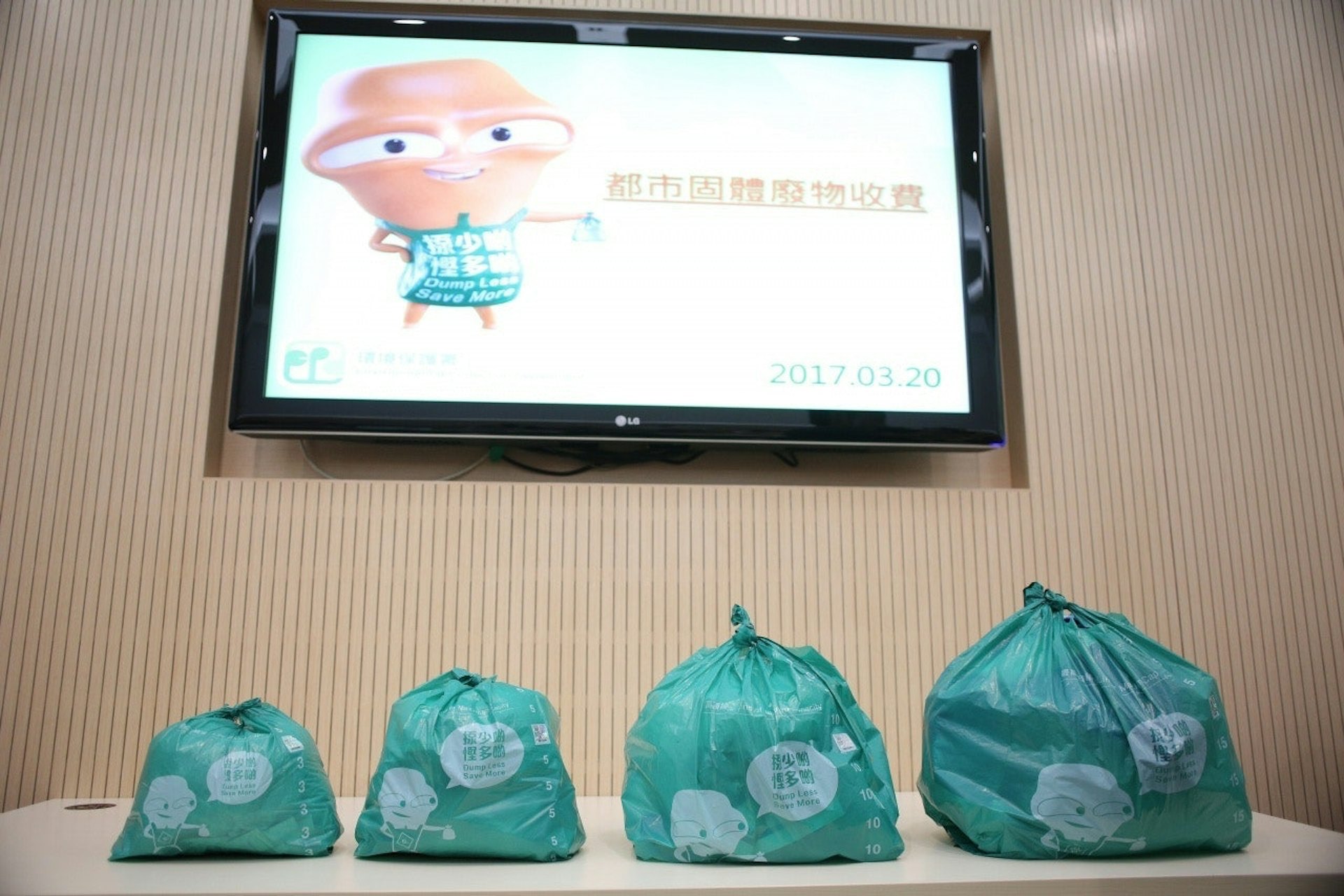 環境署亦進行招標,邀請承辦商為港九新界多個公共屋邨提供垃圾收費實踐計劃服務。(資料圖片) 環境署亦進行招標,邀請承辦商為港九新界多個公共屋邨提供垃圾收費實踐計劃服務。(資料圖片)