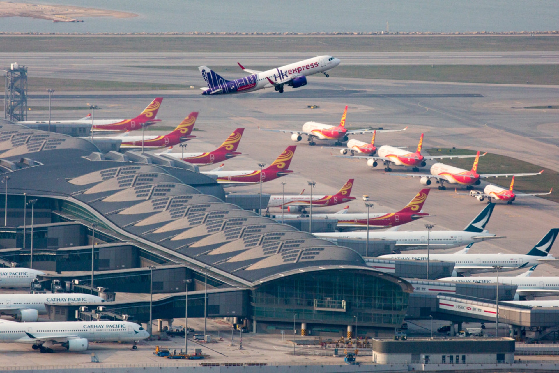 news-1-1 若香港機場設置「一地兩檢」,意味著內地口岸將會前移至香港機場,乘客可以香港機場完成出入境手續.(余俊亮攝)