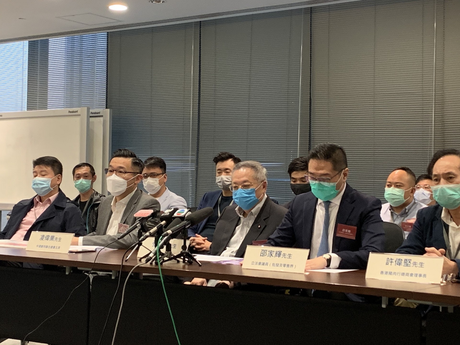 凌偉業(左二)表示,業界大多批發鮮肉予飲食界,故隨疫情影響生意大跌6、7成。(翟睿敏攝) 凌偉業(左二)表示,業界大多批發鮮肉予飲食界,故隨疫情影響生意大跌6、7成。(翟睿敏攝)