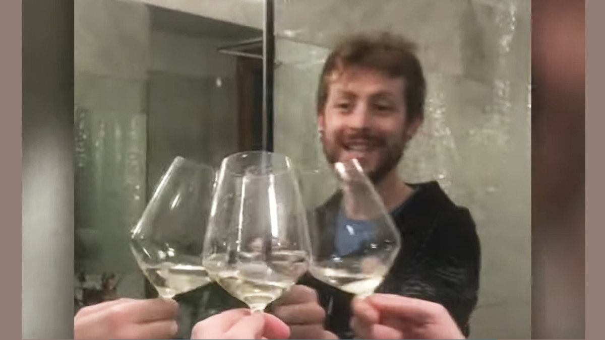 家居隔離使咩怕!意大利空少對鏡敬酒 一個人也能FAKE出Party感 家居隔離使咩怕!意大利空少對鏡敬酒 一個人也能FAKE出Party感