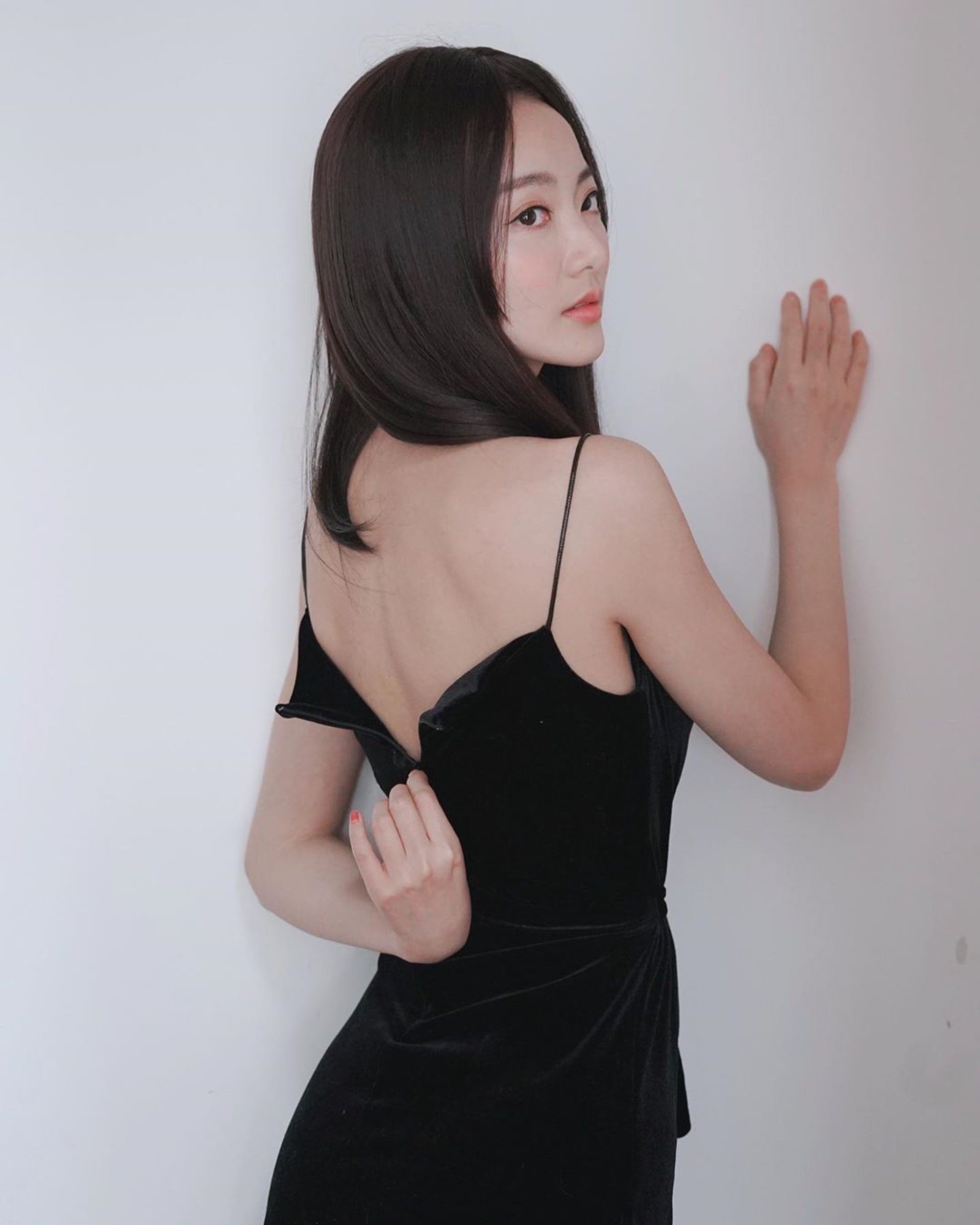 王卓淇挑戰「唇膏放鎖骨Challenge」。(IG/ @erin__kay) 王卓淇挑戰「唇膏放鎖骨Challenge」。(IG/ @erin__kay)