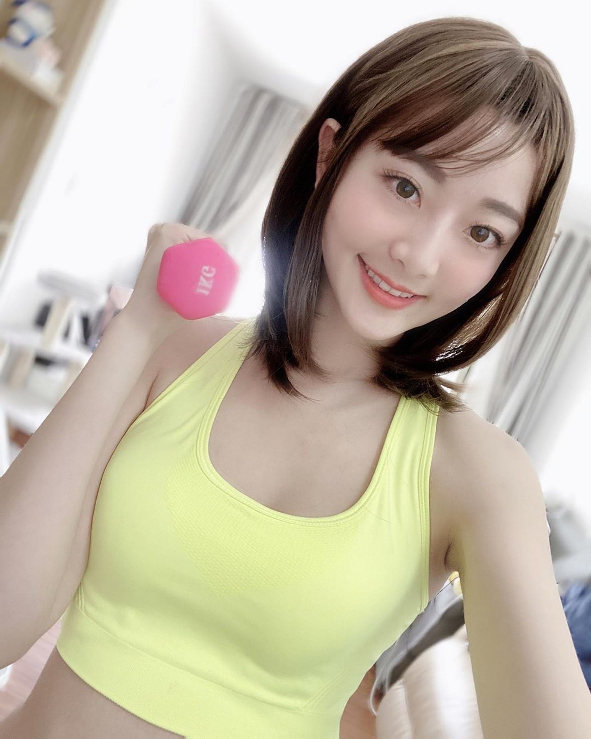 王卓淇挑戰「唇膏放鎖骨Challenge」。(IG/ @erin__kay) 王卓淇挑戰「唇膏放鎖骨Challenge」。(IG/ @erin__kay)