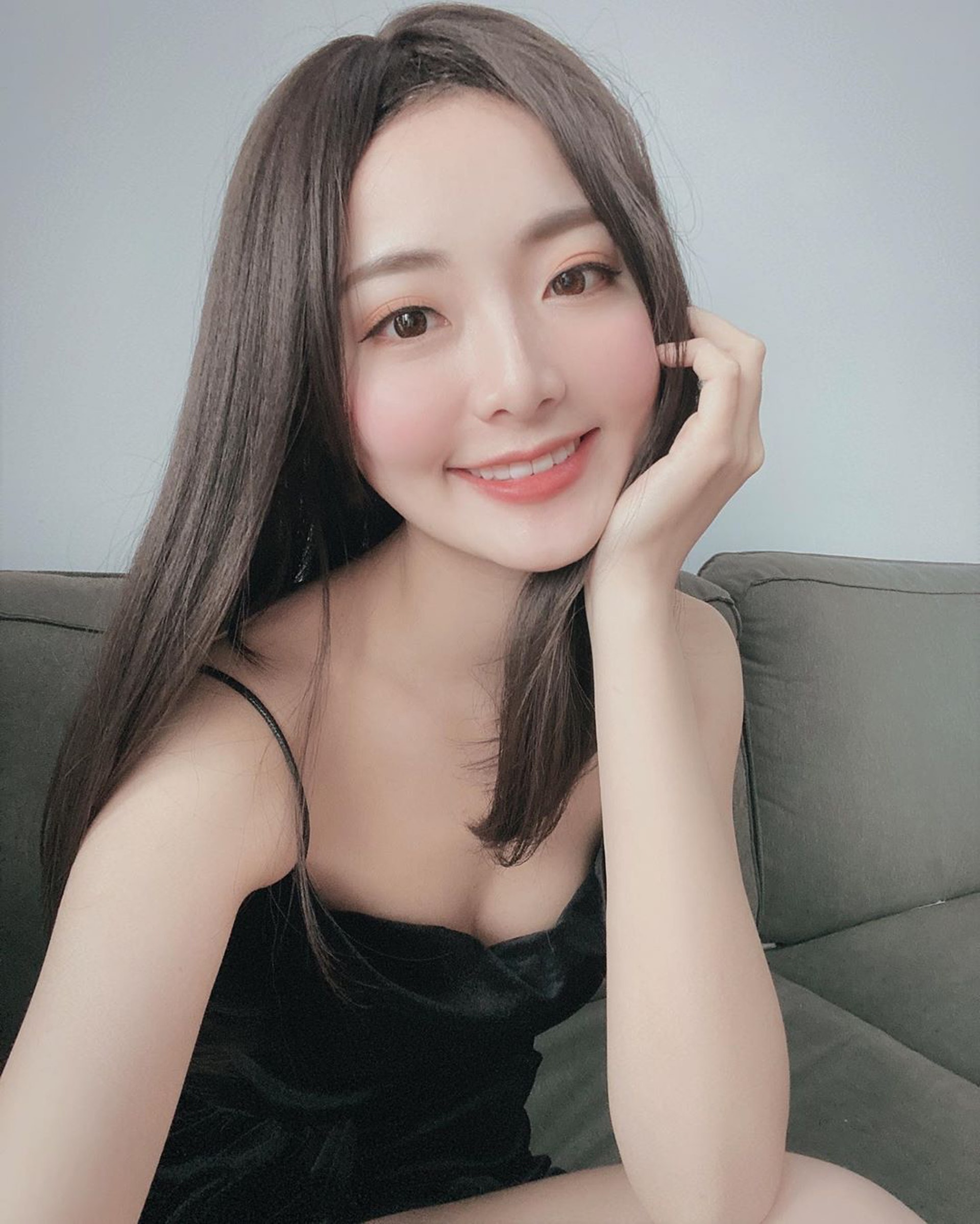 大曬迷人鎖骨和白滑肌膚。(IG/ @erin__kay) 大曬迷人鎖骨和白滑肌膚。(IG/ @erin__kay)