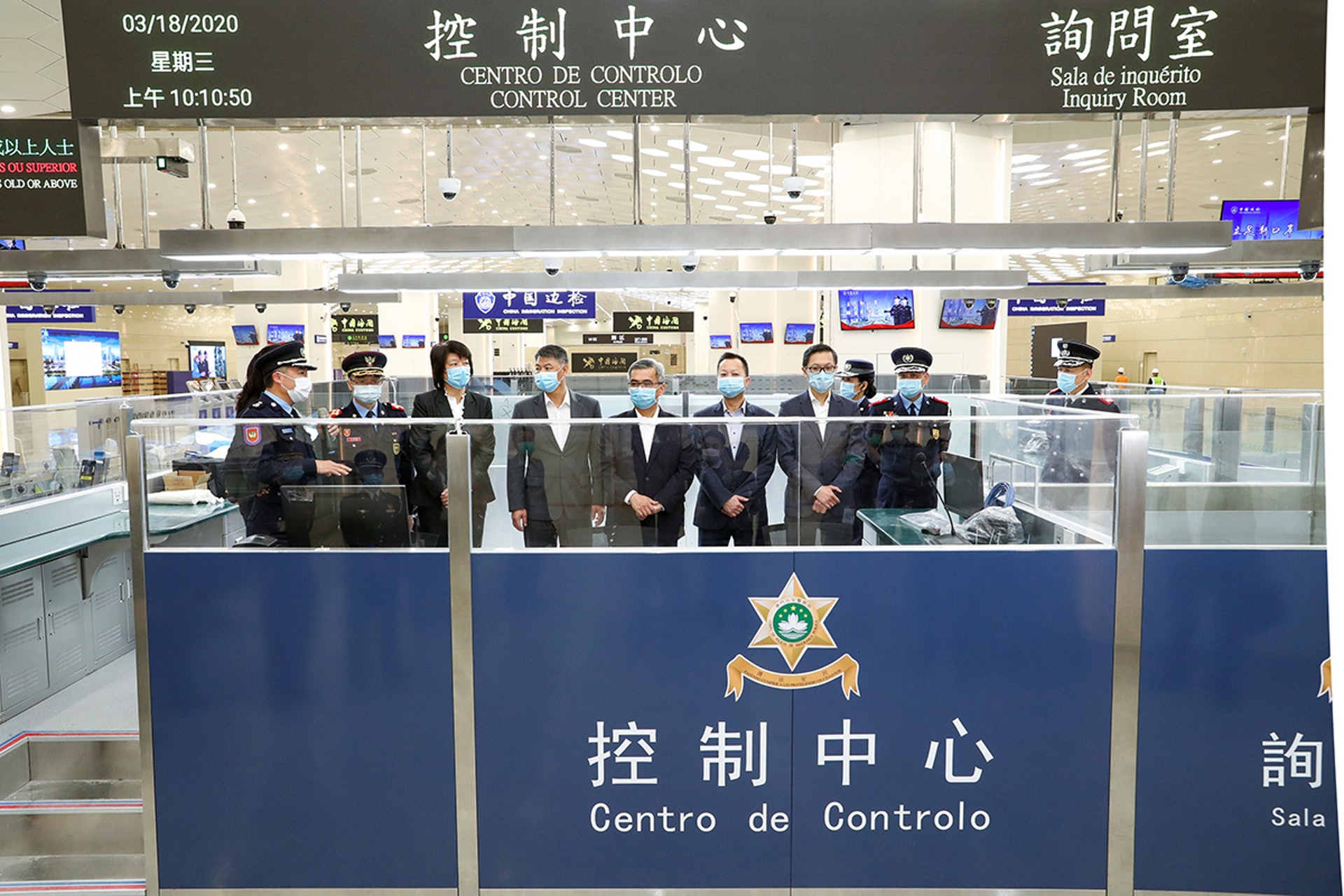 3月18日上午,澳門特區政府保安司司長黃少澤率領保安範疇一眾官員,巡視橫琴口岸澳方口岸區。3月18日零時起,橫琴口岸澳方口岸區正式交付澳門特區使用,並依照澳門特區法律實施管轄。(中新社) 3月18日上午,澳門特區政府保安司司長黃少澤率領保安範疇一眾官員,巡視橫琴口岸澳方口岸區。3月18日零時起,橫琴口岸澳方口岸區正式交付澳門特區使用,並依照澳門特區法律實施管轄。(中新社)