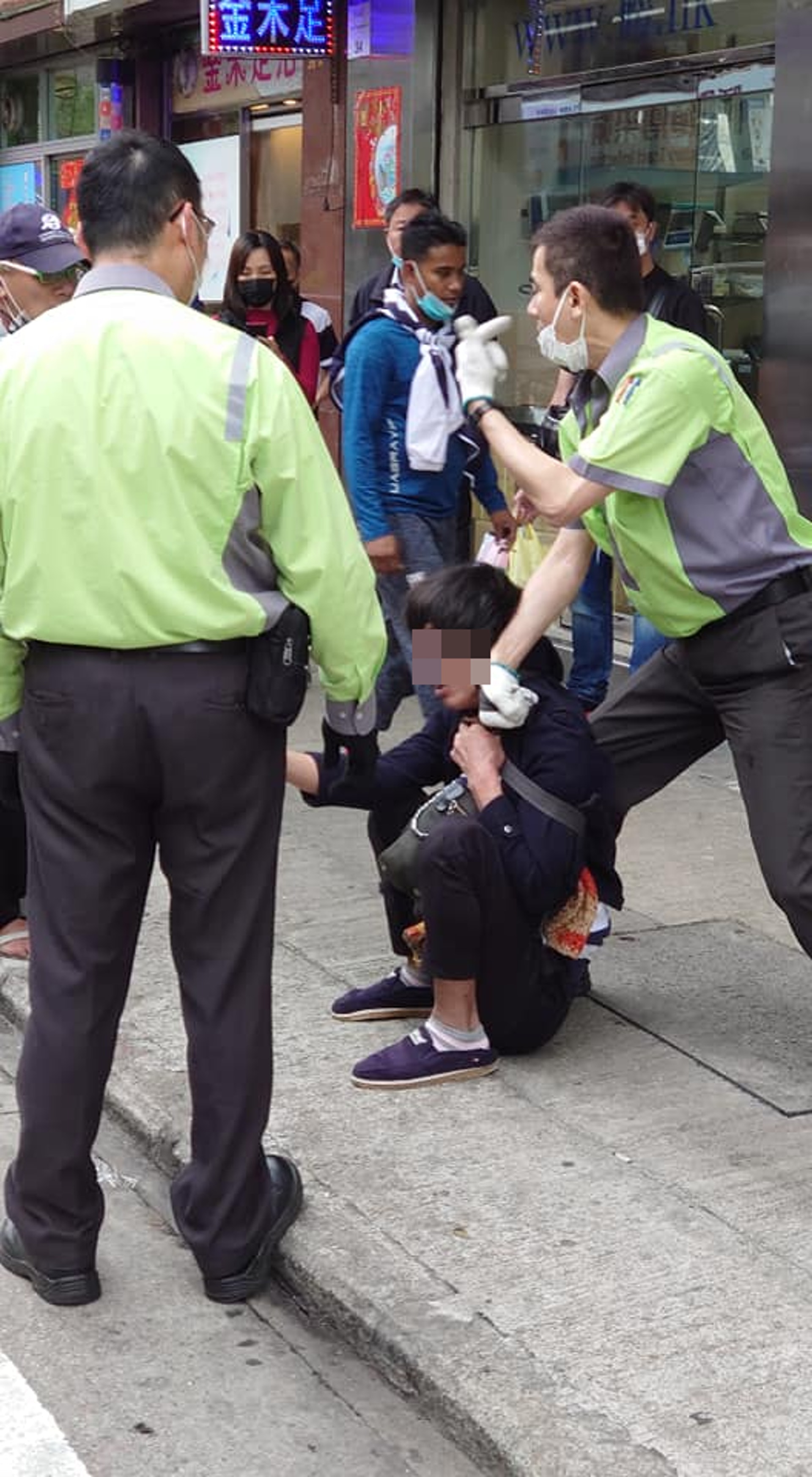車長將向他吐口水的男子制服。(網上圖片) 車長將向他吐口水的男子制服。(網上圖片)