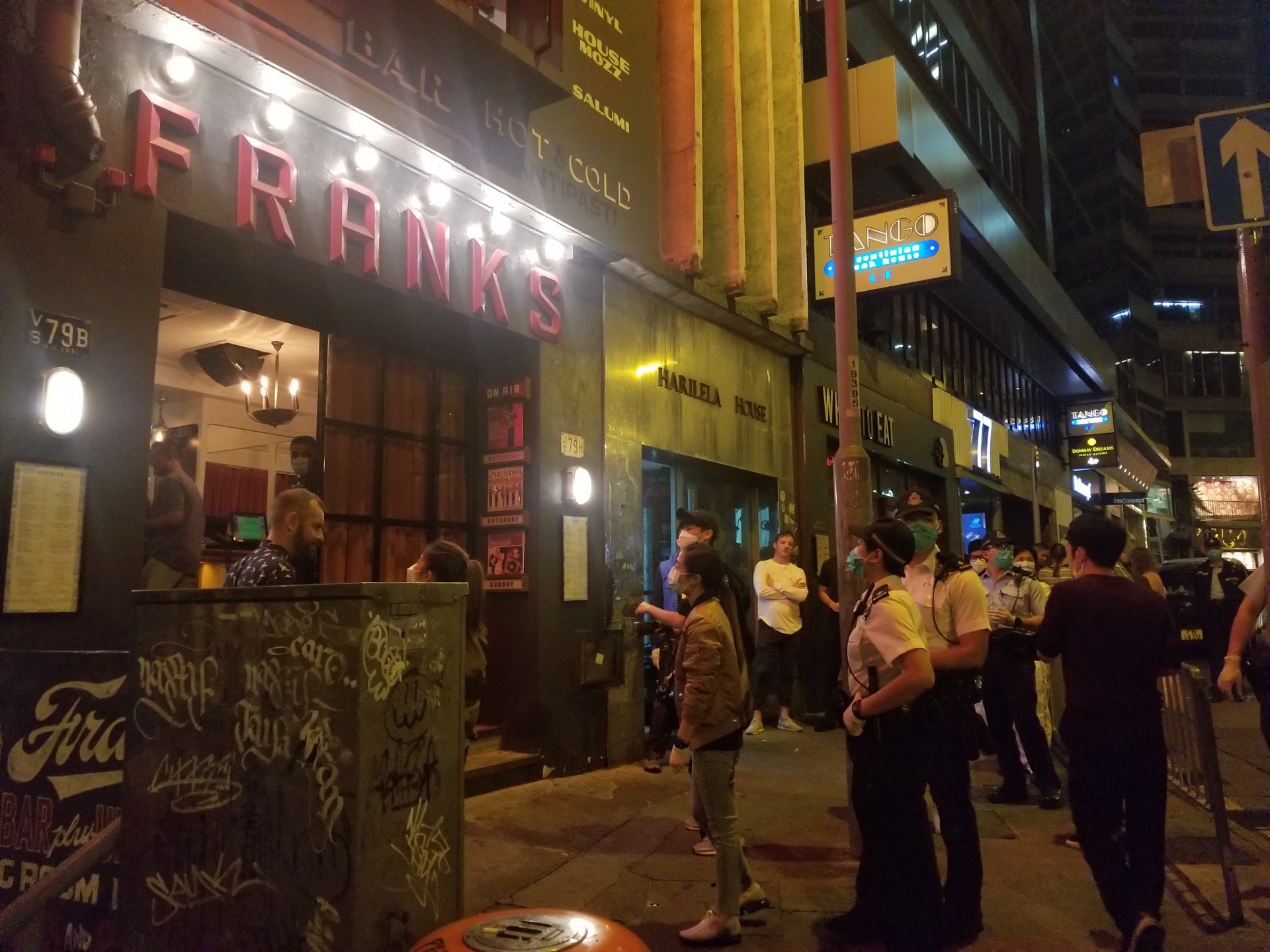 警方聯同醫療輔助隊人員巡查蘭桂坊逾20家酒吧。（王譯揚攝）