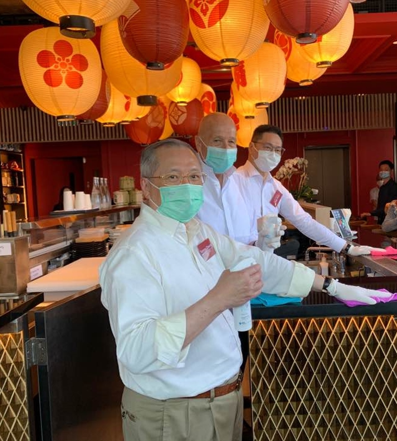 飲食界立法會議員張宇人(前)不認同關閉食肆。(羅家晴攝) 飲食界立法會議員張宇人(前)不認同關閉食肆。(羅家晴攝)