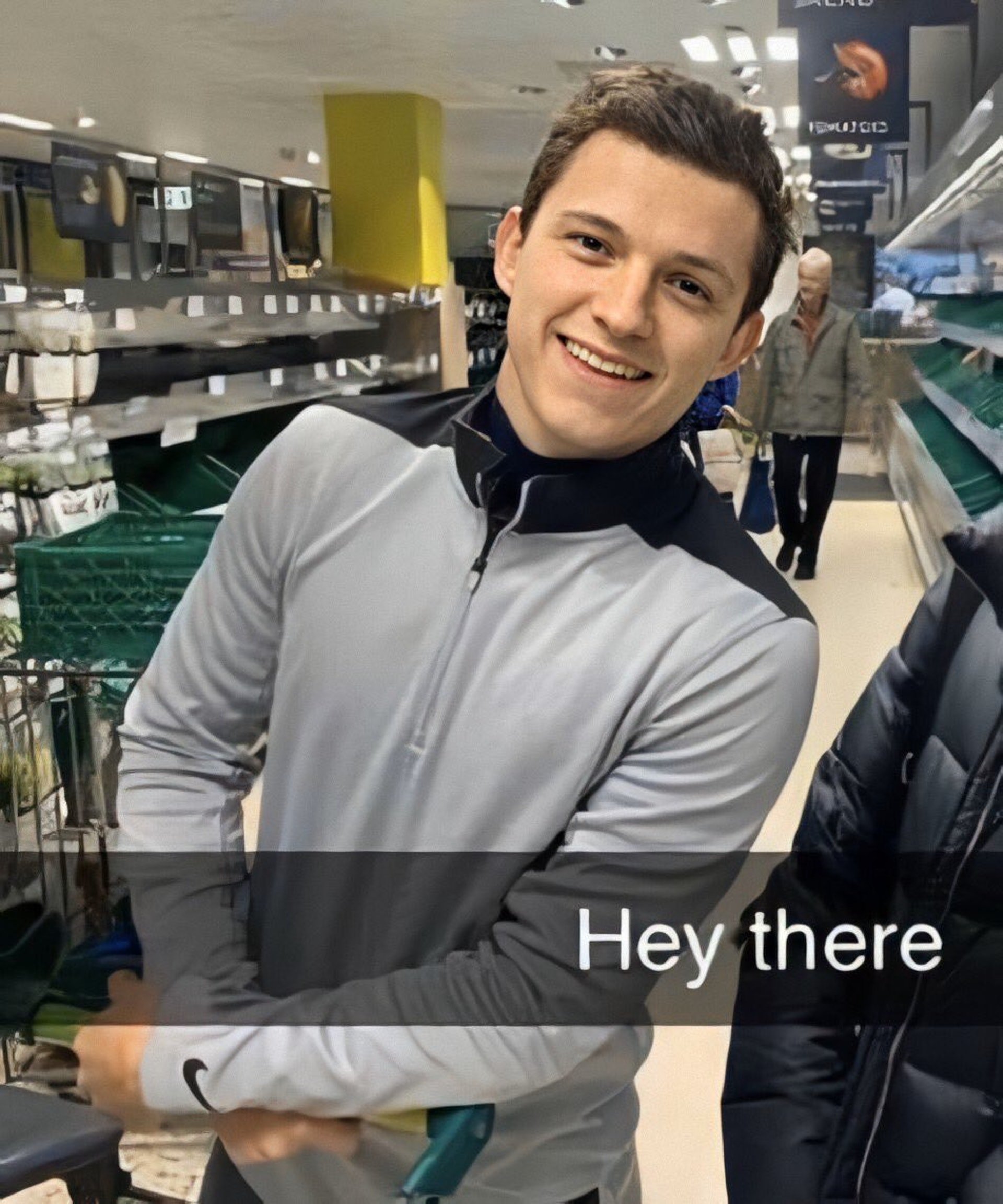 影迷只注意到湯賀蘭身後的貨架被人一掃而空,原來他更買不到雞蛋。(網上圖片) 影迷只注意到湯賀蘭身後的貨架被人一掃而空,原來他更買不到雞蛋。(網上圖片)