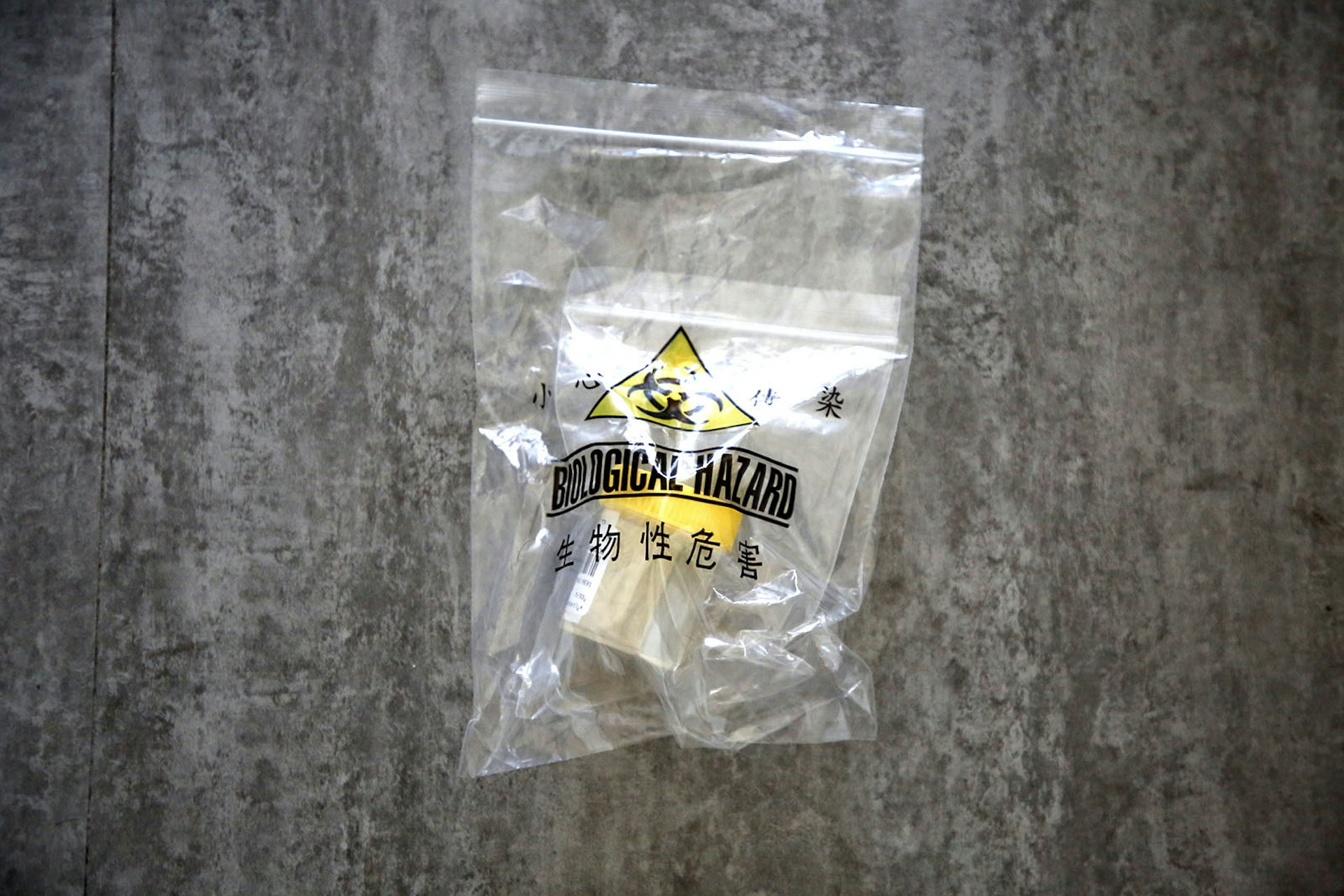 【新冠肺炎防疫措施】擴大對海外入境無病徵者抽驗病毒做法,盡快開始要求每個由英國、歐洲其他國家和美國抵港的人均做測試。當局將向他們派發樣本瓶,採集深喉唾液樣本後,再交回衛生署檢測。(勞顯亮攝) 【新冠肺炎防疫措施】擴大對海外入境無病徵者抽驗病毒做法,盡快開始要求每個由英國、歐洲其他國家和美國抵港的人均做測試。當局將向他們派發樣本瓶,採集深喉唾液樣本後,再交回衛生署檢測。(勞顯亮攝)