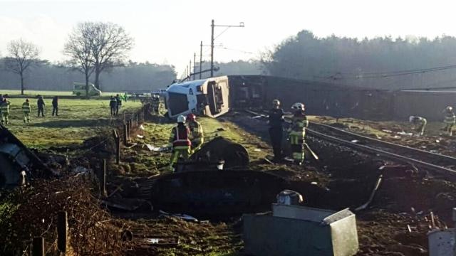 荷蘭火車撞天秤出軌 至少1死 荷蘭火車撞天秤出軌 至少1死
