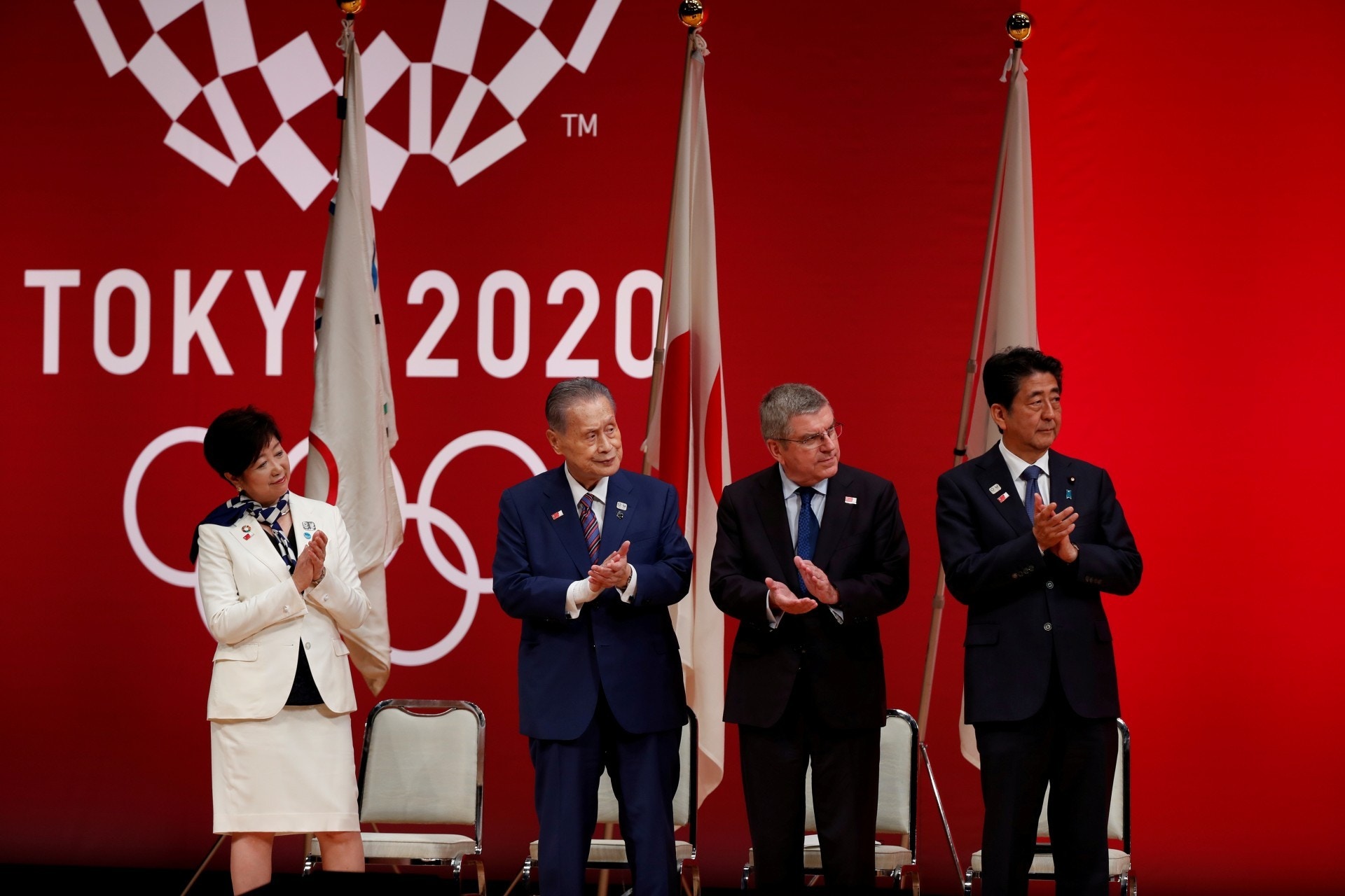安倍晉三（右一）將與巴赫（右二）通電話，商討東奧延期。（資料圖片／路透社）