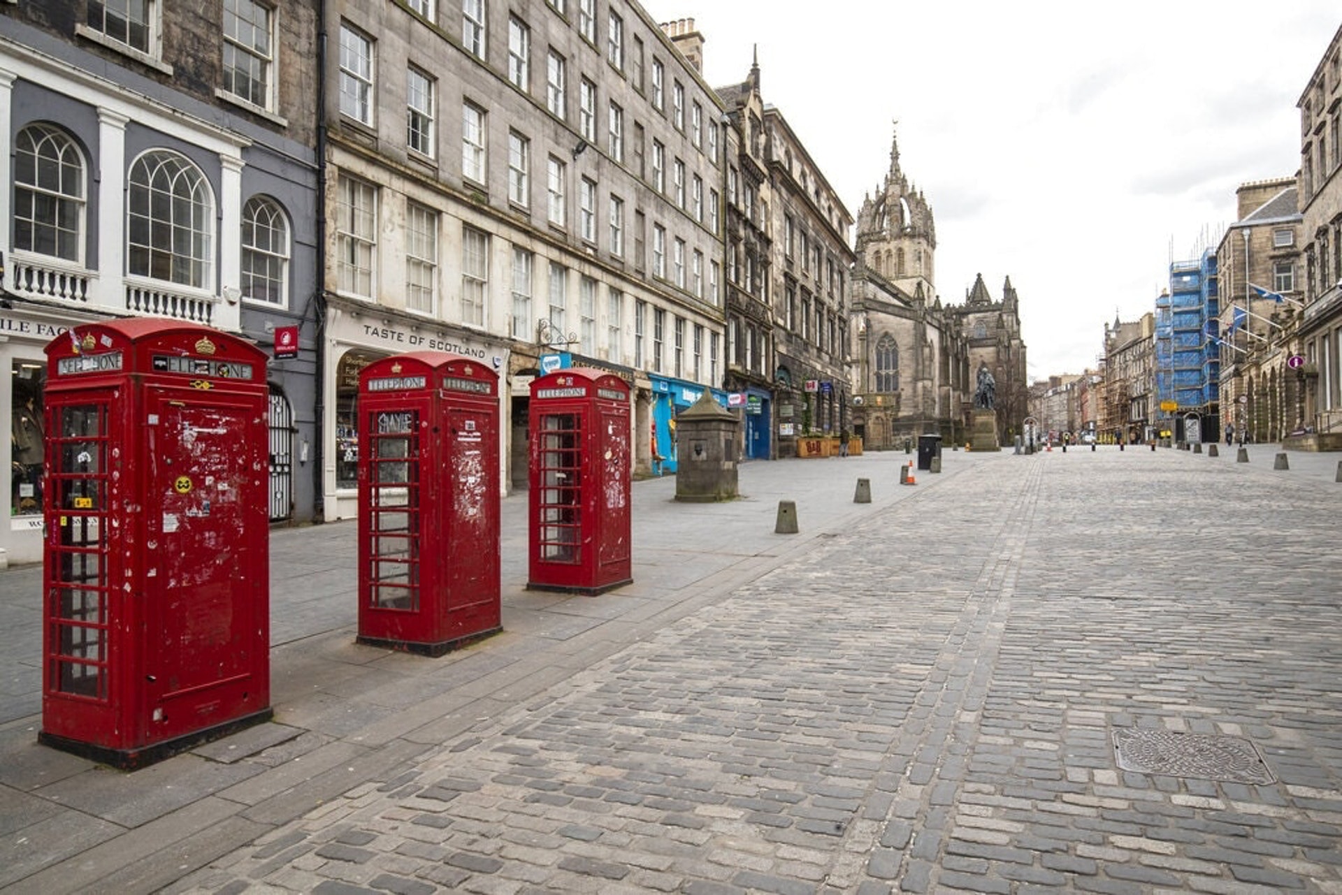 英國疫情肆虐，蘇格蘭愛丁堡旅遊勝地Royal Mile，亦空無一人。（美聯社）