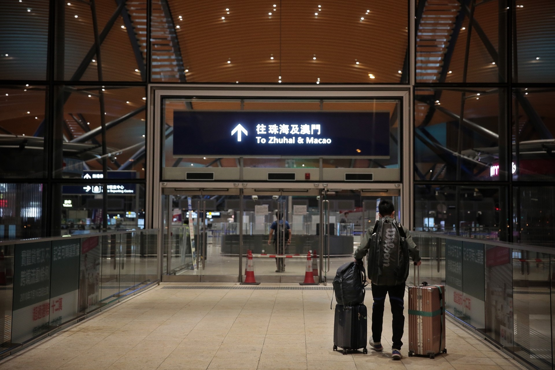 有往澳門人士趕在24日午夜前離港，避免入境澳門需強制檢疫14日。（李澤彤攝）